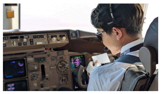 休暇村竹野海岸では、水揚げされた烏賊を供養し今後の豊漁と漁の安全を祈願する【イカ供養】を実施 竹野・夏の風物詩 お席に着かれてからさばく、剣先烏賊の活き造り