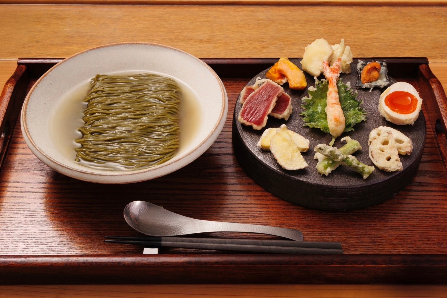 関西初「天ぷらラーメン専門店」葵洛-KIRAKU-が5月7日祇園に開業 宇治抹茶麺と九種天ぷらの新体験
