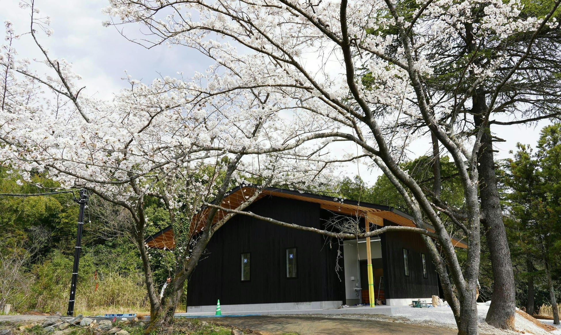 〜福岡県/福智町で建設中の酒蔵がついに完成〜日本の酒文化を世界に広めたい。生まれ故郷である地元の再興と日本が誇る伝統産業である酒の再興を掲げる一人の男の挑戦。天郷醸造所が完成しました。