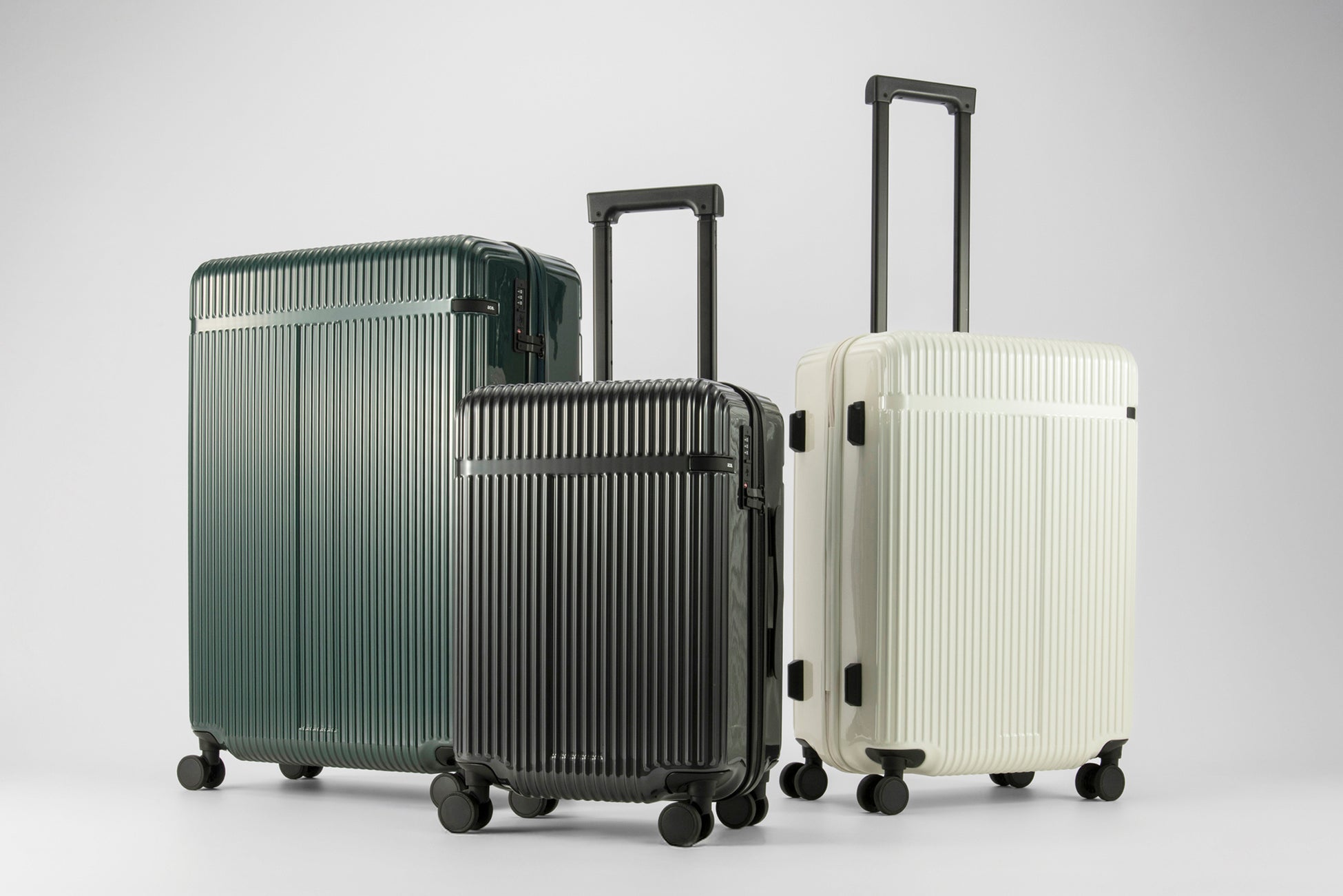 旅をもっと身軽に！荷物を掛けられるフック付きスーツケース「ace. リエントZ」登場