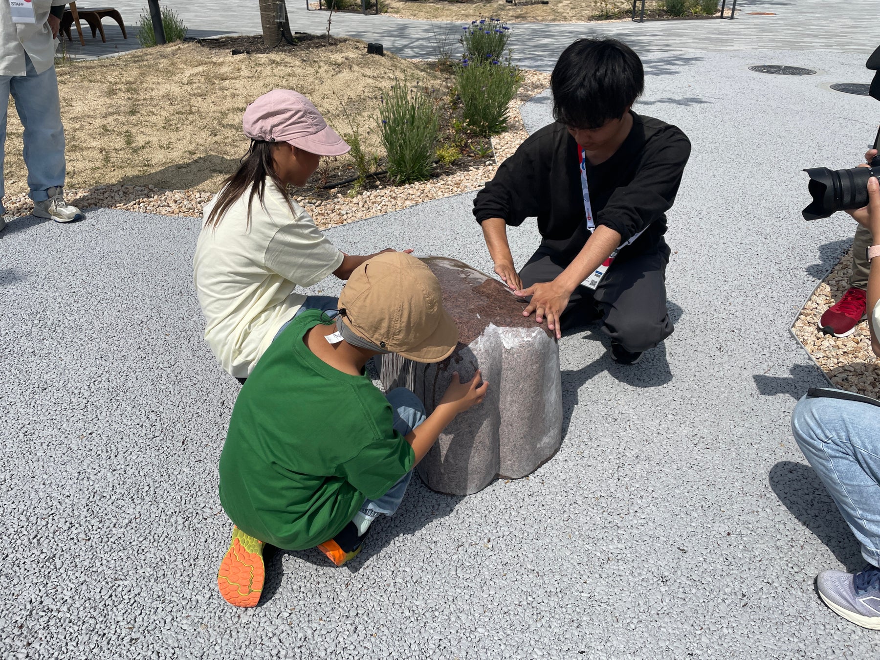 大阪・関西万博で一番アナログなコンテンツが話題ハートの石を磨くだけ、世界とつながる体験型アートプロジェク
