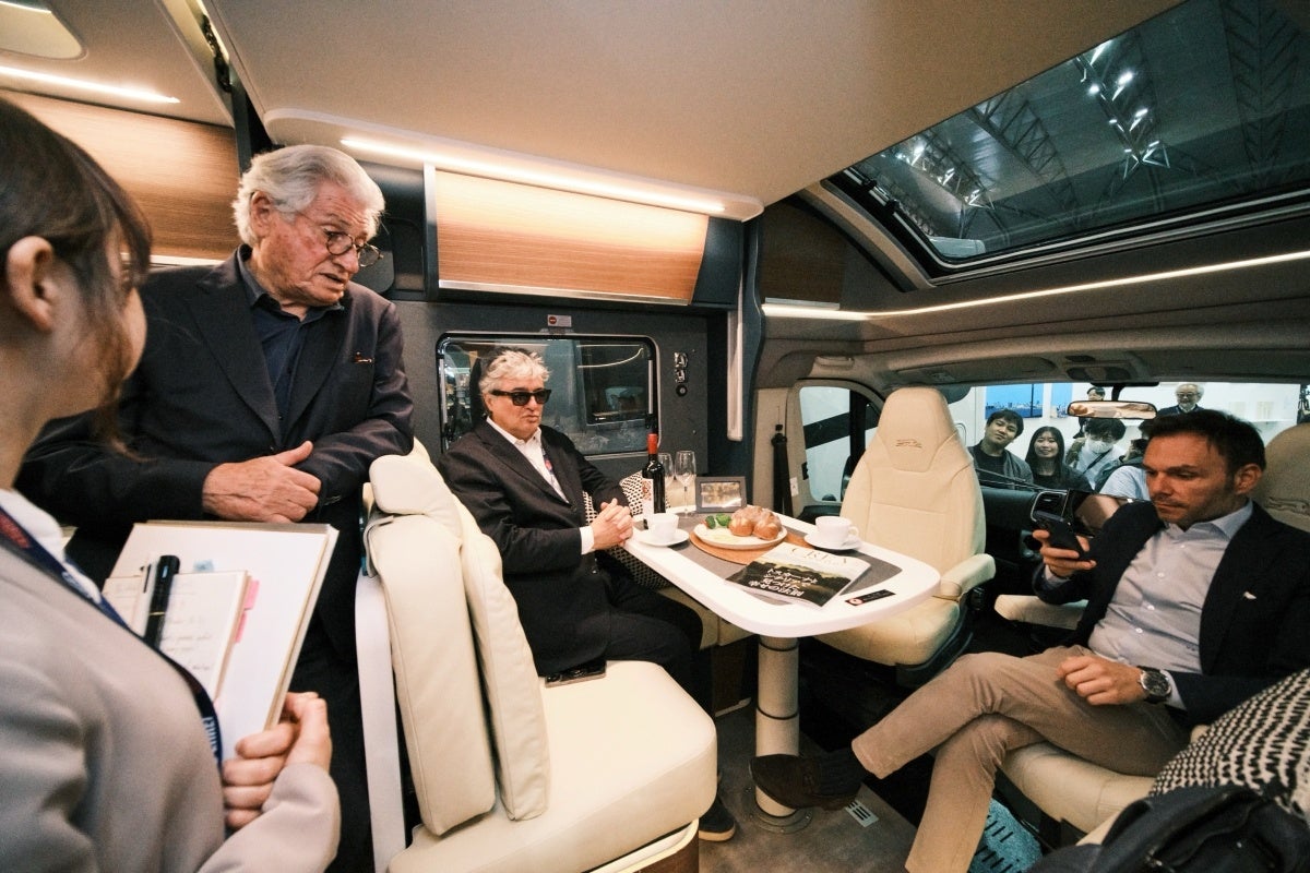【AUTOMOBILE COUNCIL 2025】伝説のカーデザイナー ジョルジェット・ジウジアーロ氏もブース来場！ジウジアーロ氏がデザインしたイタリア製の豪華モーターホーム「LAIKA」を見学