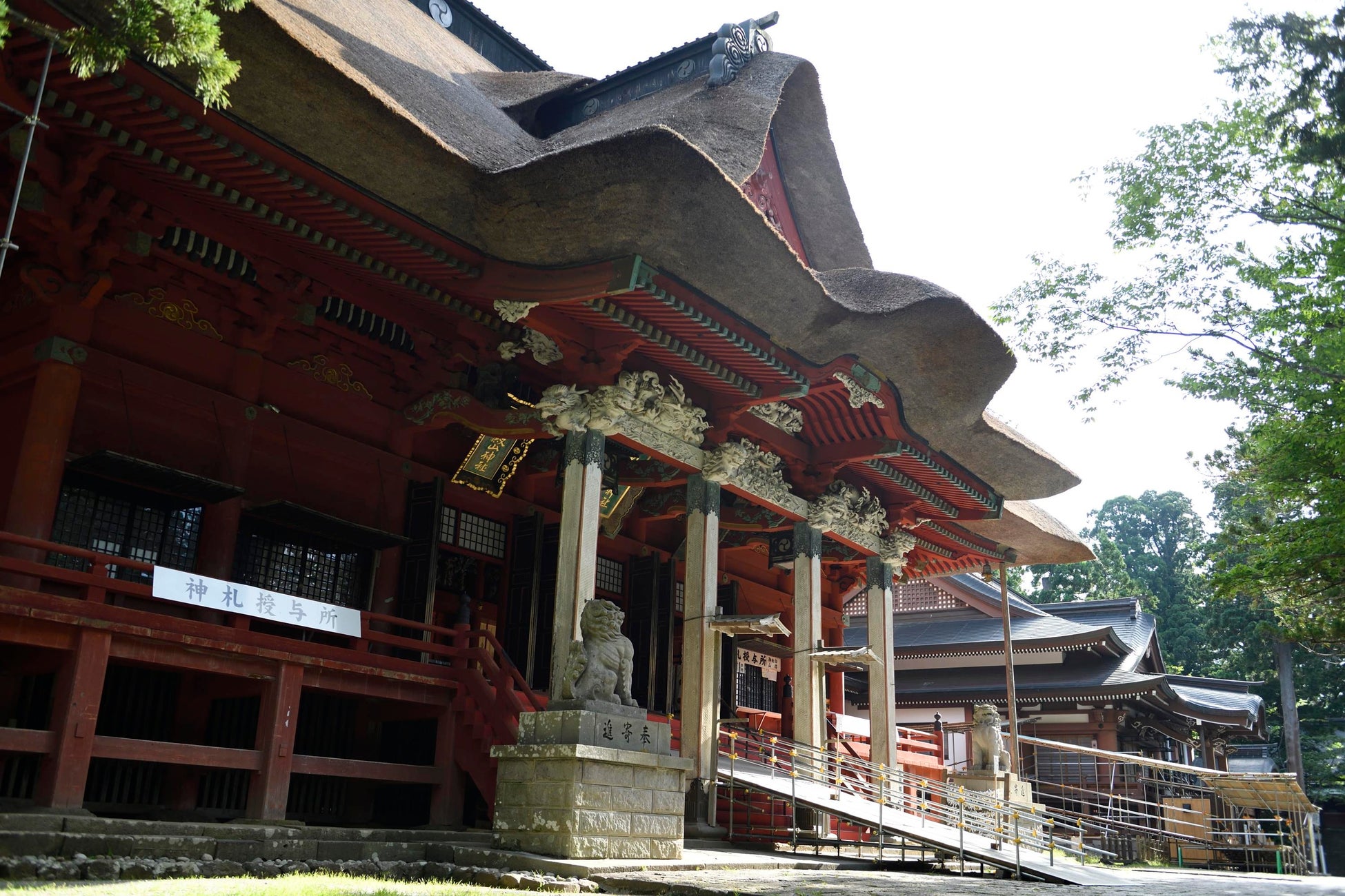 早朝だから体験できる厳かで神秘的な空間。出羽三山神社の朝の神事を見学できるリゾートホテル「休暇村庄内羽黒」お客様アンケートで2024年度１位を獲得したプログラムの内容とは。
