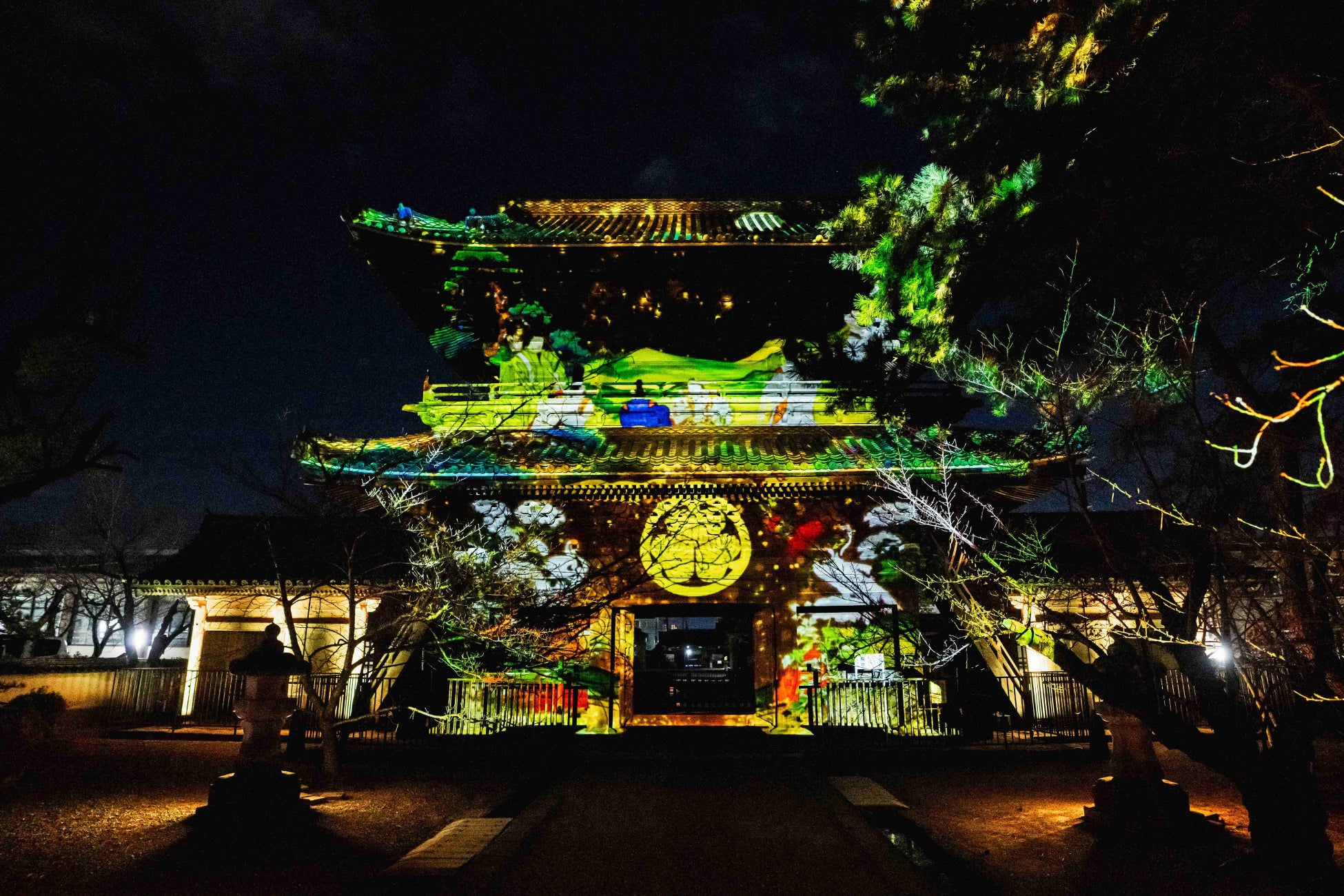 一旗プロデュース「徳川将軍家菩提寺 成道山大樹寺 デジタルアートナイト 2025」の公式記録映像を公開。徳川家康ゆかりの大樹寺で山門へのプロジェクションマッピングと非公開文化財を再現する夜間特別拝観。