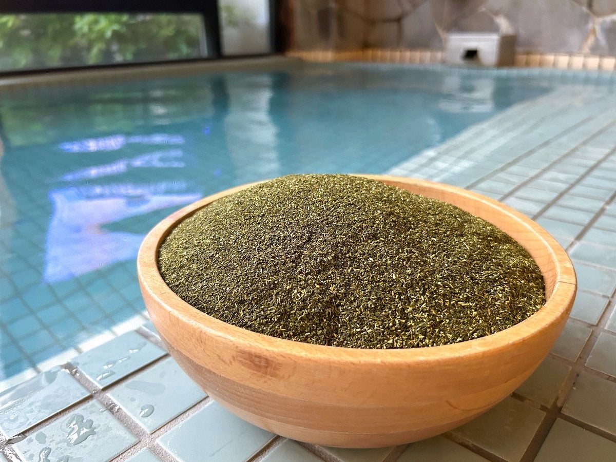 おふろcafe ハレニワの湯にて、熊谷市妻沼のお茶屋さん「西田園」とコラボした「新茶フェア」を開催中。茶葉を使ったおふろやサウナ、特製パフェを提供