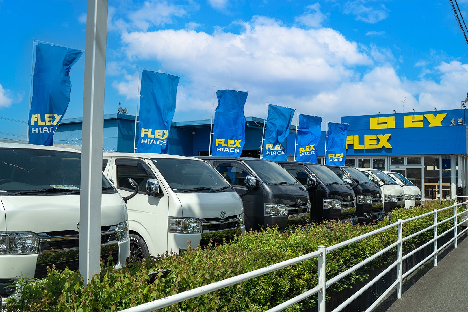 ハイエース専門店を全国展開するFLEX（フレックス）が、「FLEX ハイエース福岡店」を2025年5月24日(土)にリニューアルオープン！