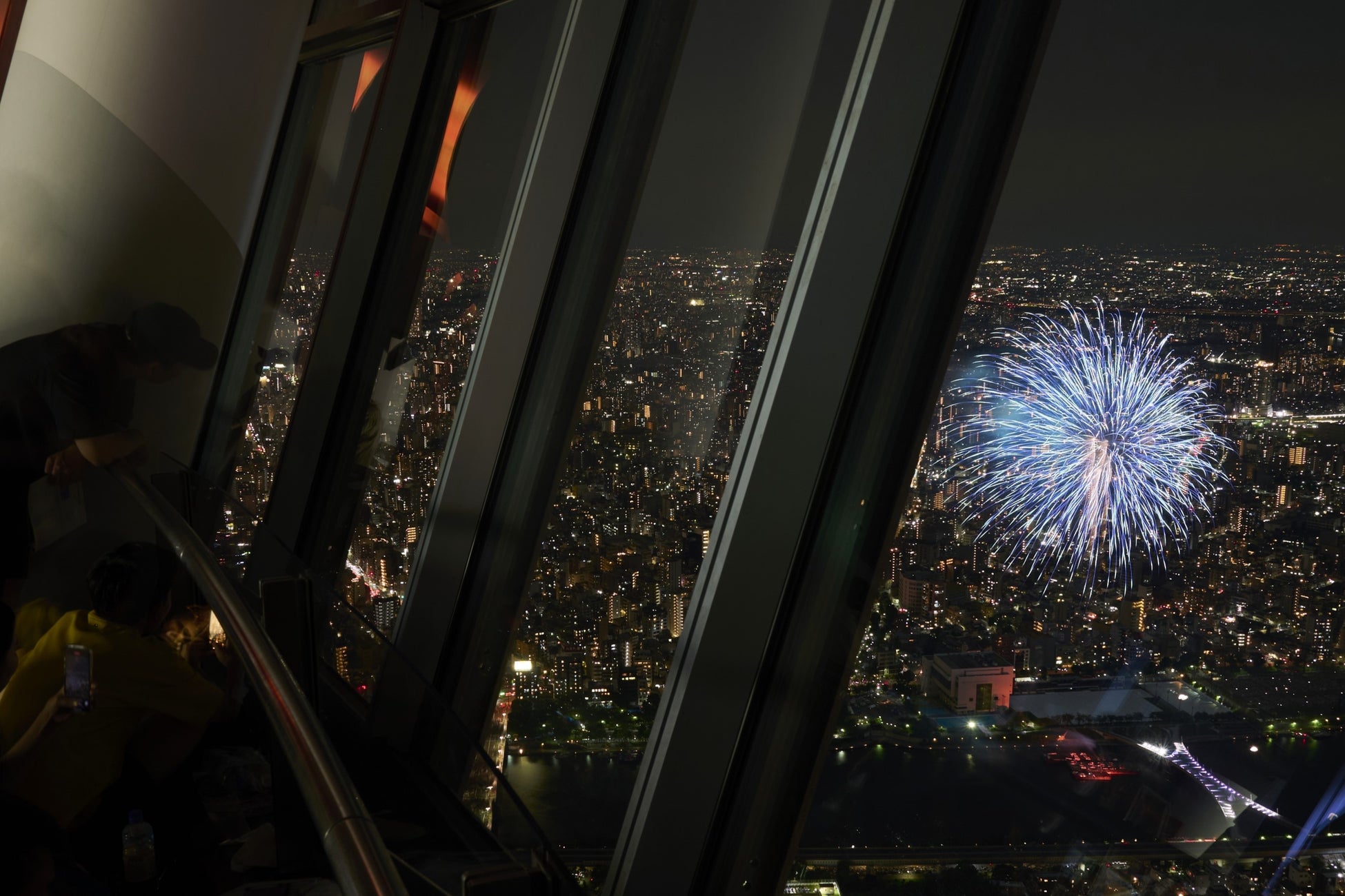 眼下に花火を見る634名様限定の特別営業 東京スカイツリー(R)の隅田川花火大会特別営業