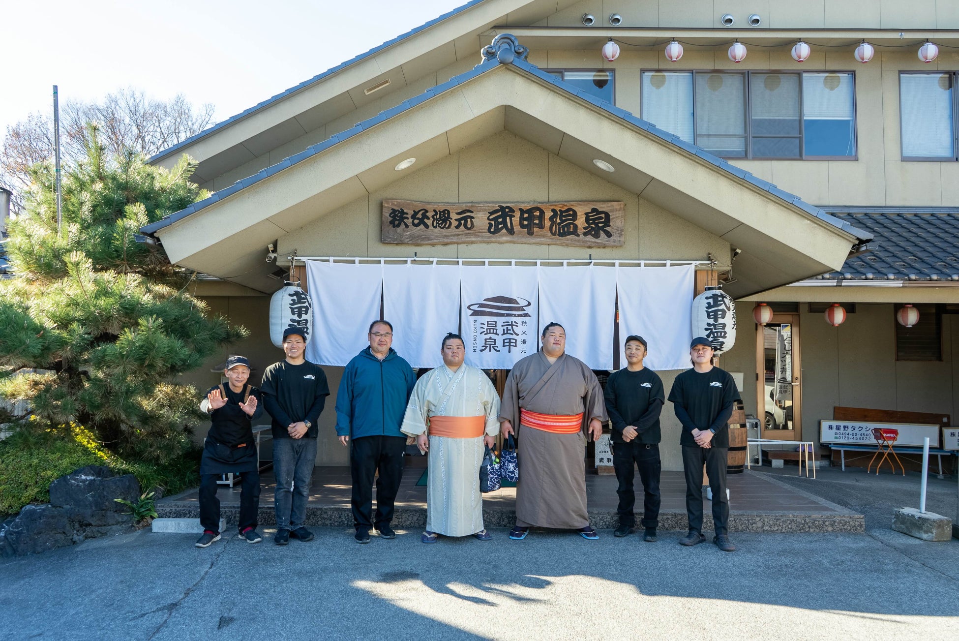 6月7日、秩父湯元 武甲温泉に「雷部屋」がやってくる！　力士がふるまう「ちゃんこ」を食べて記念撮影。期間限定の特盛メニューも販売