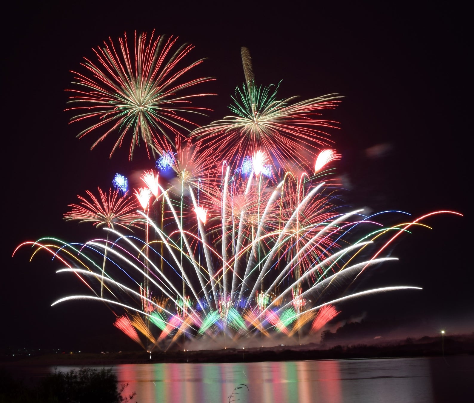 7月19日(土)開催！伊勢市制施行20周年記念　伊勢神宮奉納全国花火大会　in 宮川河畔