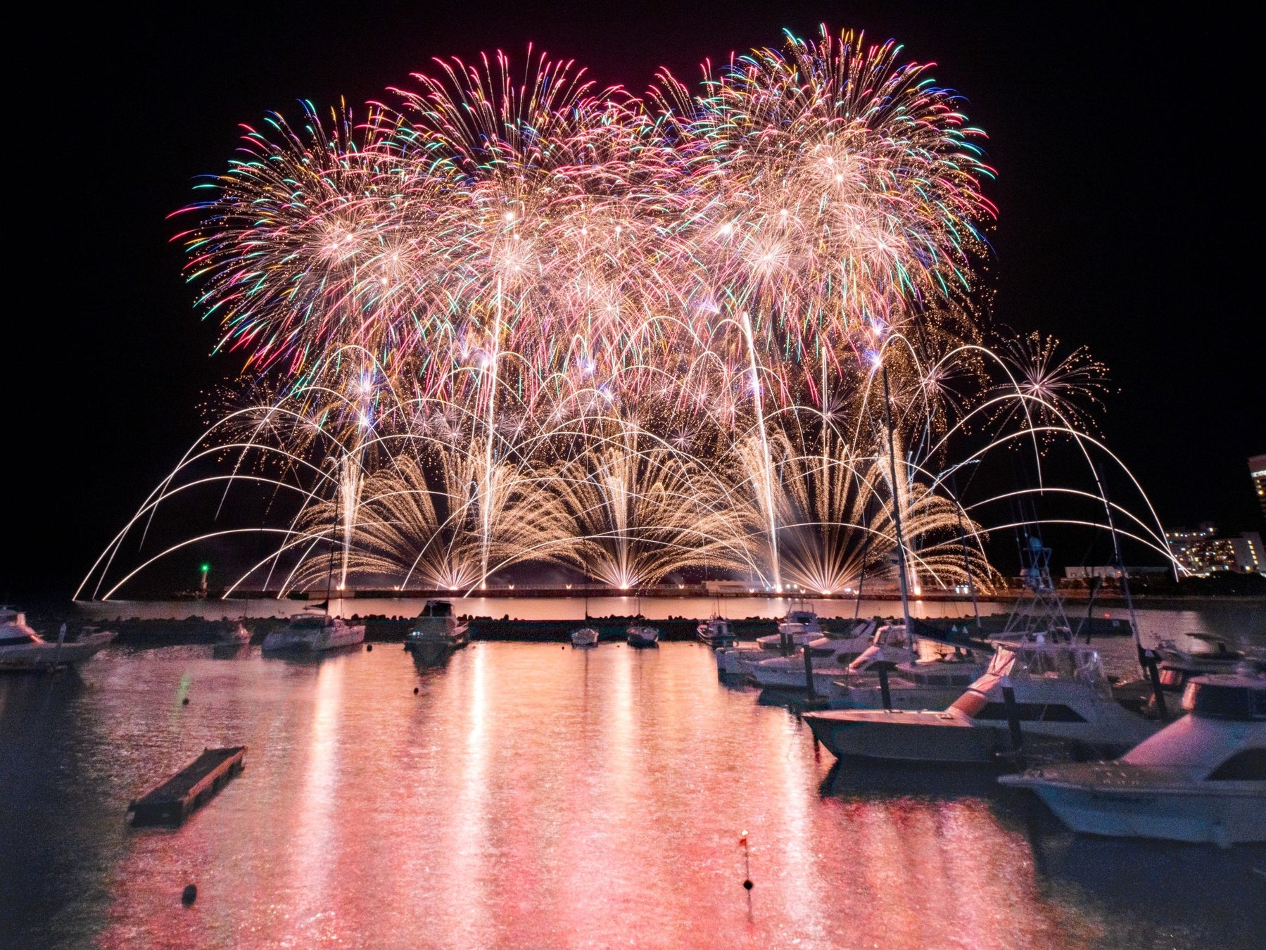 【夜空と海に咲く大輪の華】夏季の熱海海上花火大会は合計5回開催！特等席確約の送迎付きプランの販売中。夏の繁忙期は人気なので、ご予約はお早めに！
