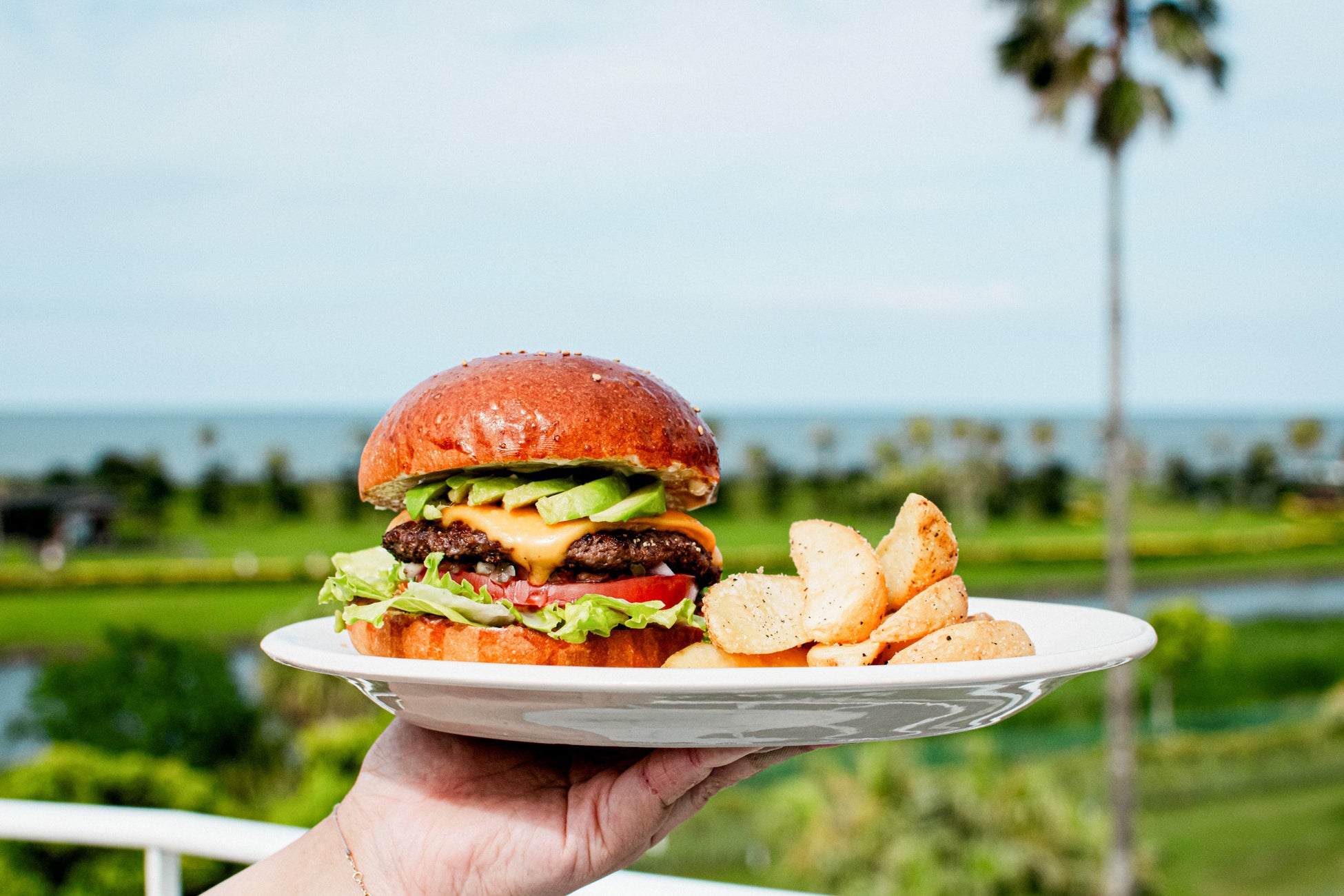 【AOSHIMA PICNIC CLUB】大阪の人気店「CRITTERS BURGER」監修の本格ハンバーガーが登場！絶景とともに楽しむ特別な一皿を。