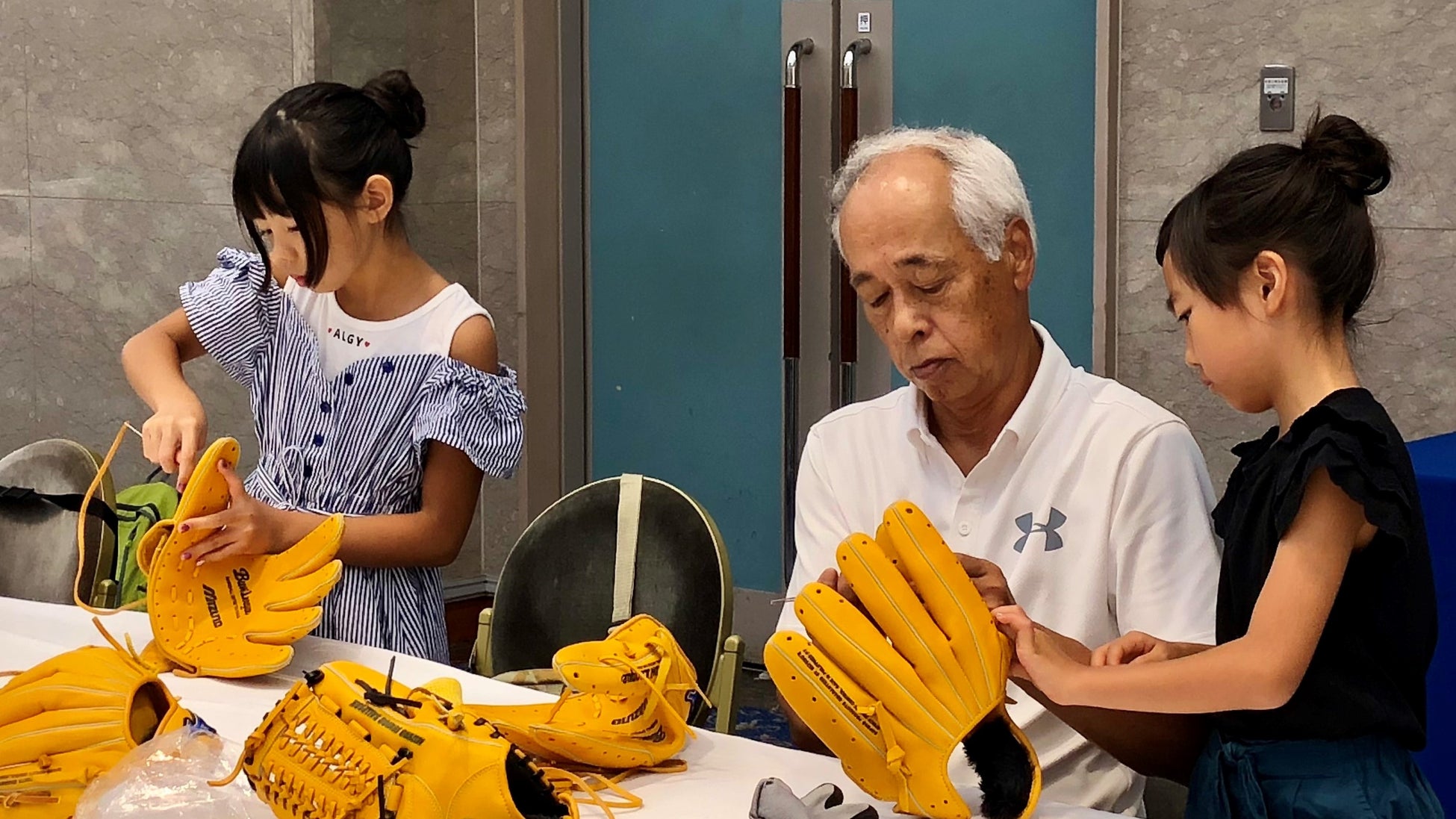 【川越プリンスホテル】世界で1つだけのマイグローブが作れる「ランチブッフェ付き 野球グローブ作り」体験