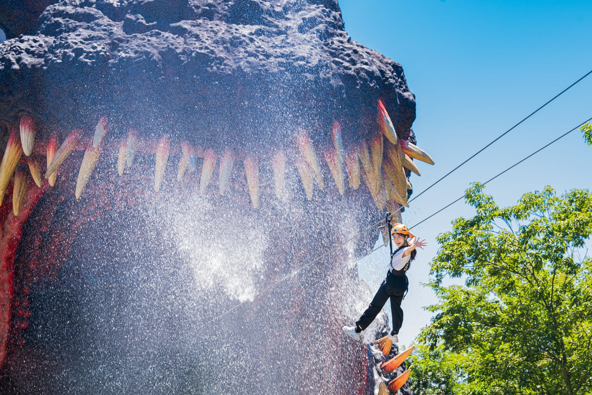 大絶叫×びしょ濡れ！「ゴジラ迎撃作戦」で最高スプラッシュサマー！びしょ濡れ爽快ジップライン『スプラッシュゴジラ2025』