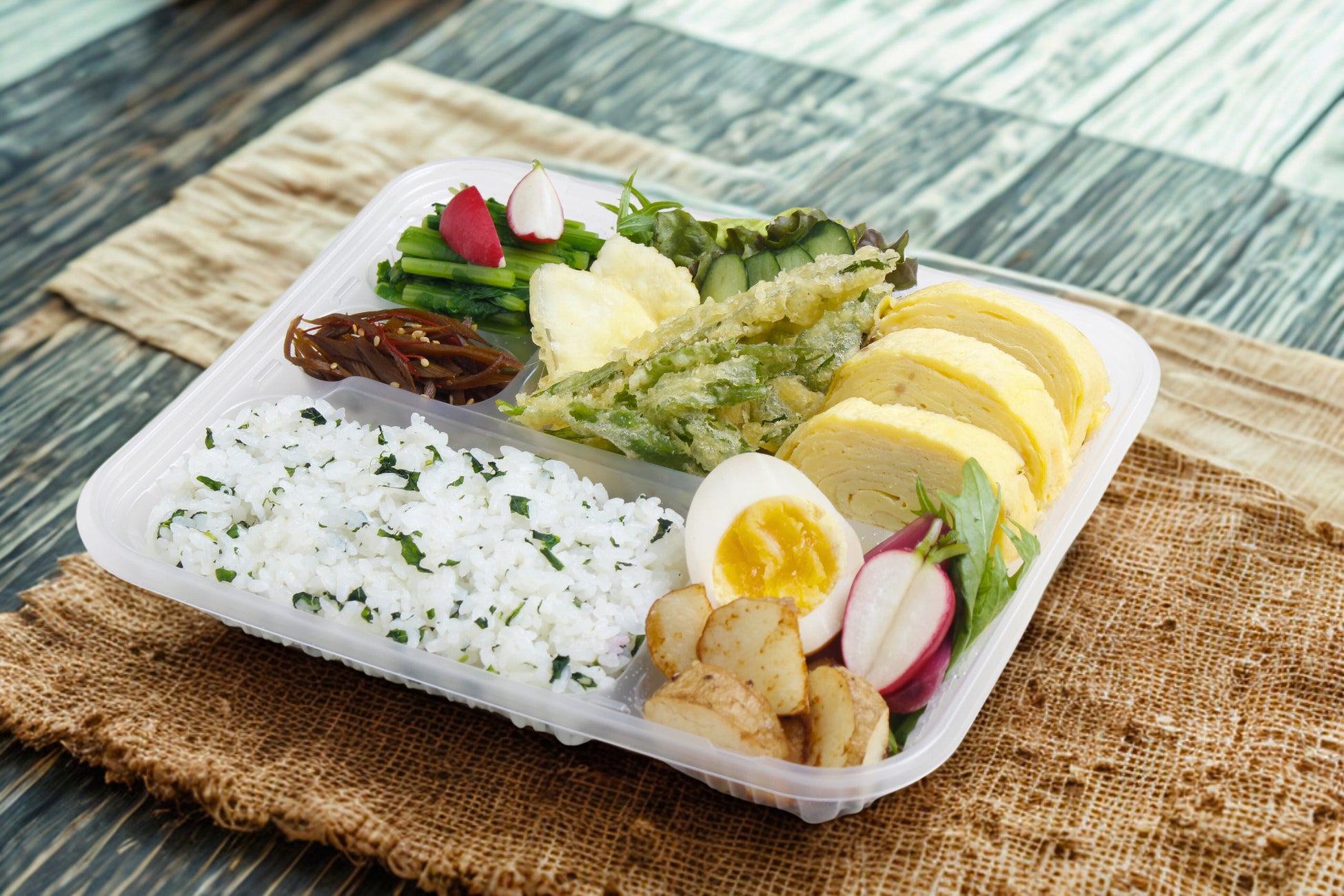 【リーガロイヤルホテル京都】ふわりと香るスモークの中から現れる“桃の宝石箱”!『ピーチクラウン アフタヌーンティーセット』販売