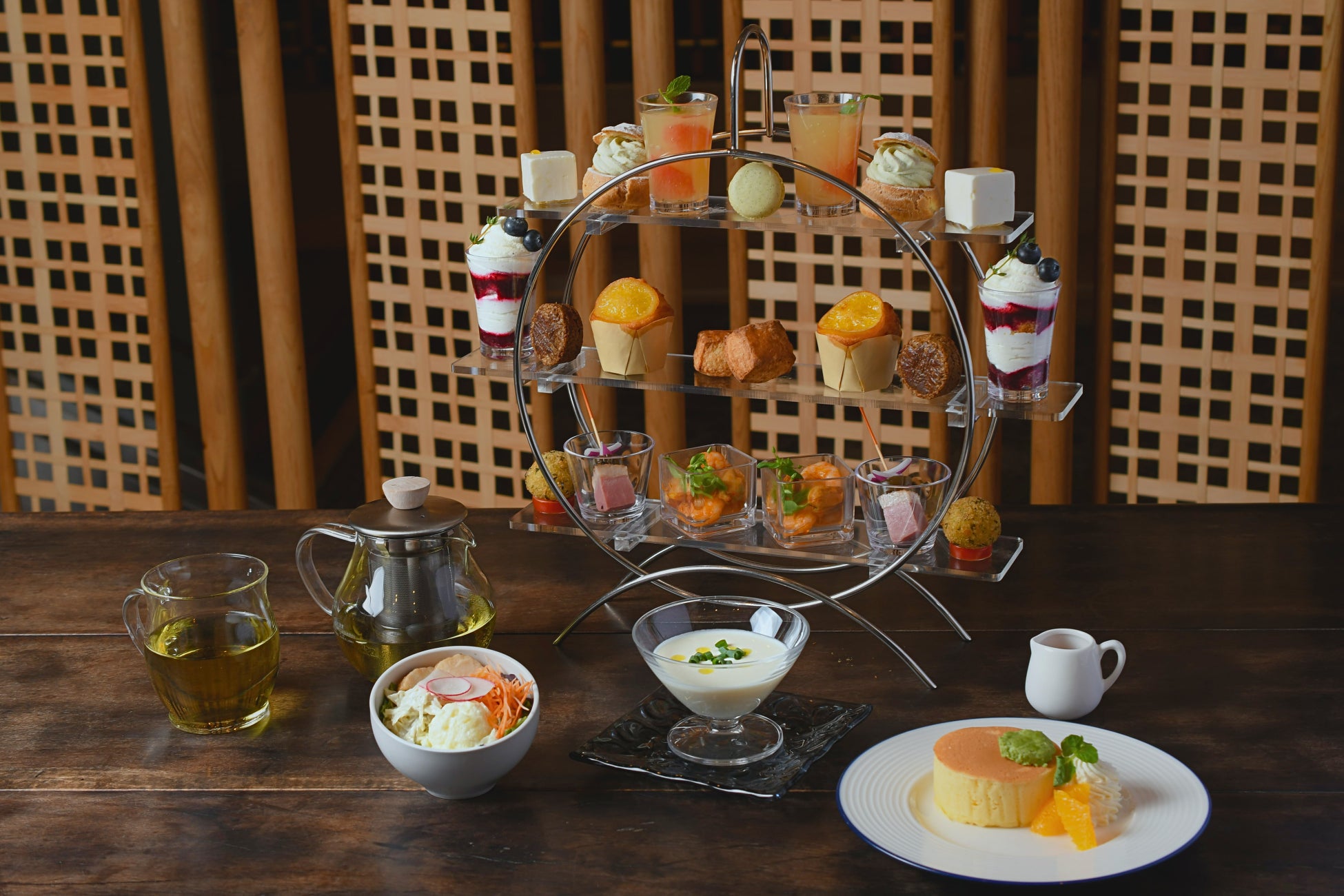 透過ディスプレイによる車窓AR演出可能な最先端のXRバスを活用！全編英語・中国語で開催！バーチャルバスガイドを活用したインバウンド向けバスツアー「The XR RIDE」