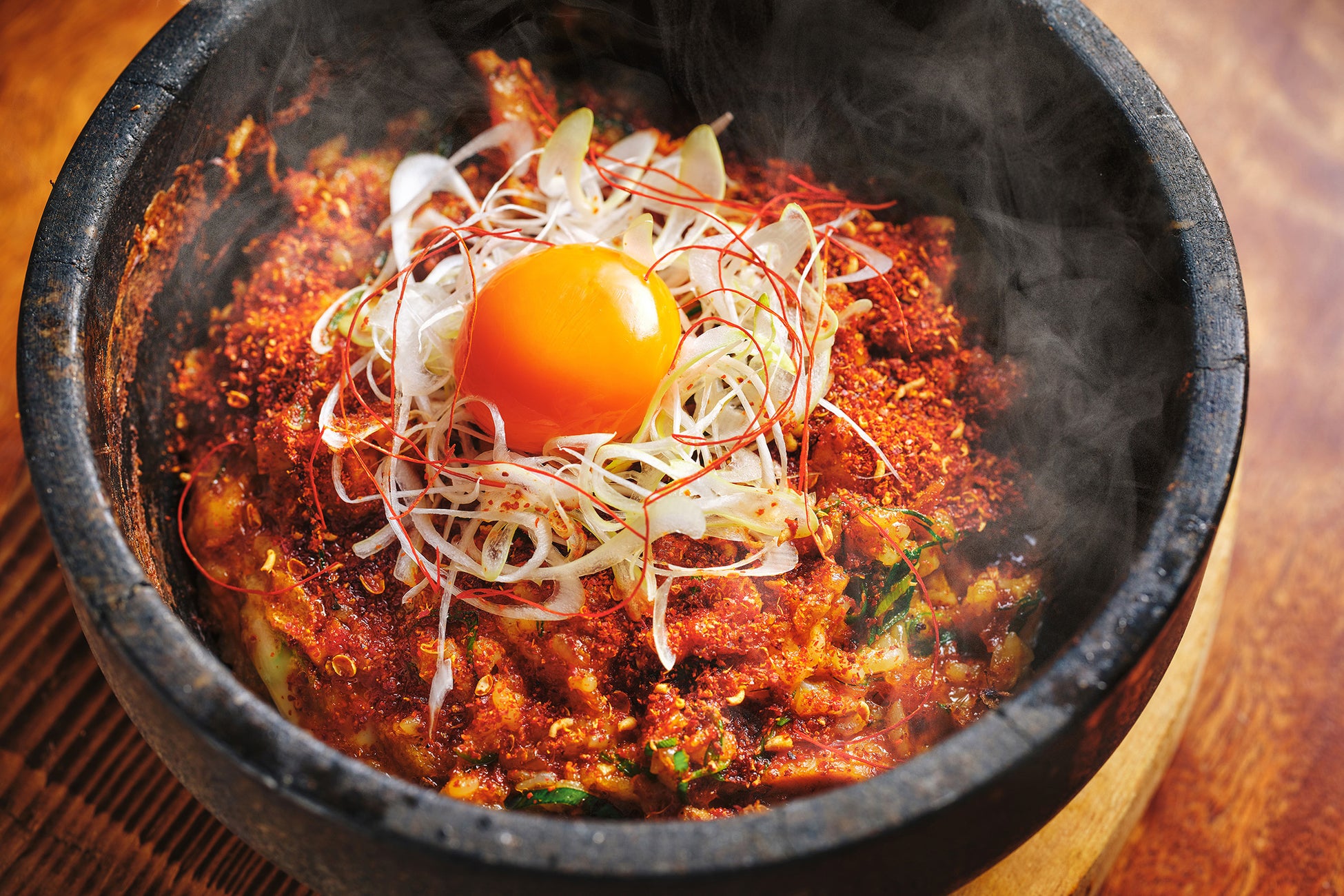 【京都祇園 侘家古暦堂 花見小路本店】旨辛好き必見！夏限定「石焼き麻辣親子丼」が新登場～食欲を刺激する石焼きの香ばしさと、じわっと広がる麻辣の刺激～