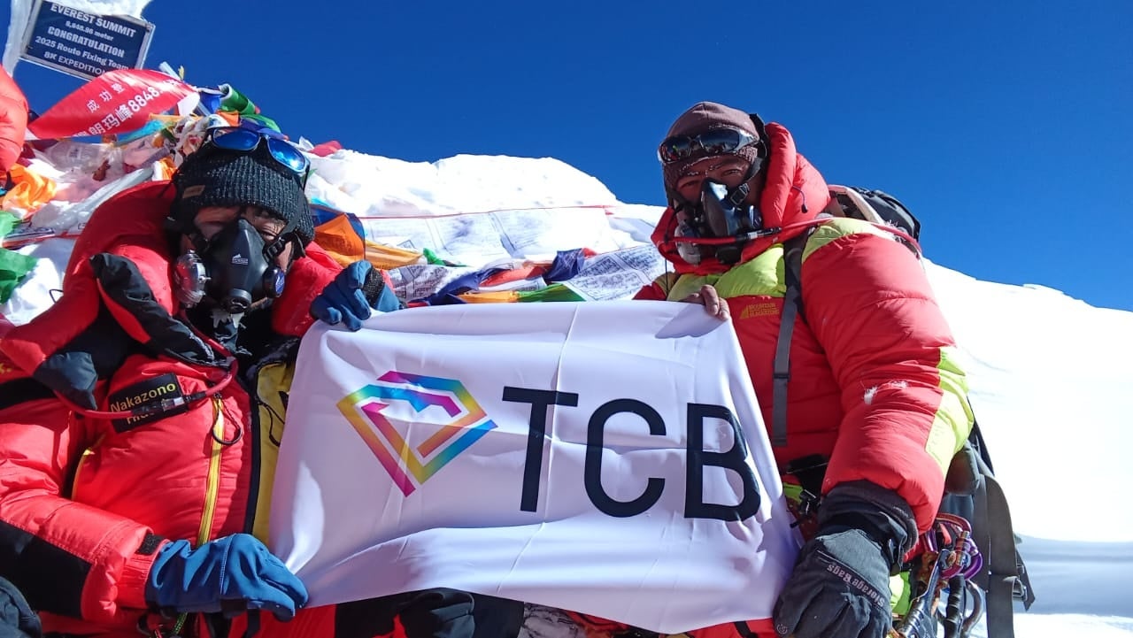 TCB中園秀樹医師がエベレスト登頂に成功！TCBの社旗が”世界の頂点”標高8848mに。日本人美容外科医として初の快挙に、TCBから1000万円の特別報酬が支給されます。