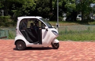 リニューアルオープンした道の駅おがわまちの関連施設にて、ワイヤレス充電搭載型トゥクトゥクが採用！