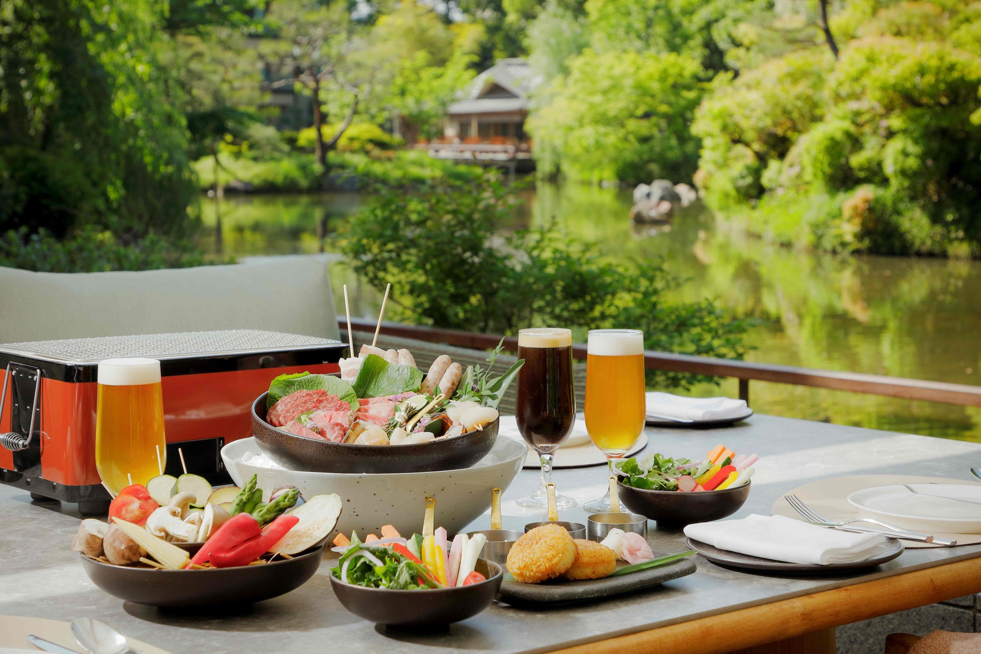 【フォーシーズンズホテル京都】日本庭園「積翠園」を望むテラスで楽しむ『BBQビアガーデン』を2025年7月7日より開催