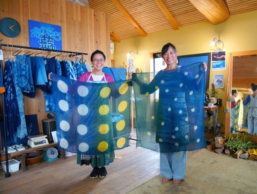 【淡路島観光協会】おのころ藍×玉ねぎの皮で染める”島の色”。AWAJI藍LAND projectが挑戦する、黄色や緑に染め上げる新たな体験プランを販売
