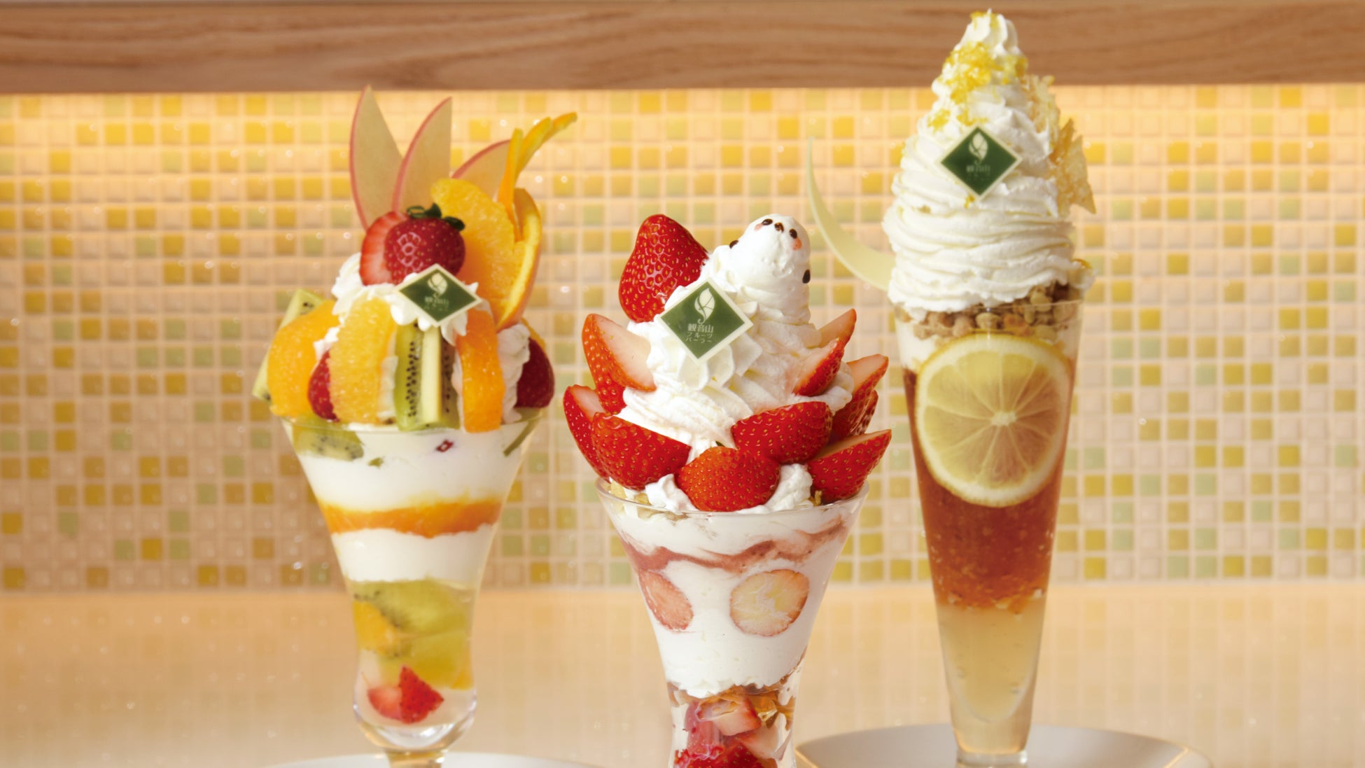 【第一滝本館】北海道でときめくパフェ体験、新登場の「シマエナガ×北海道夏いちごパフェ」を味わおう！今なら、登別温泉街を巡る無料「オニスロ」も運行中です。