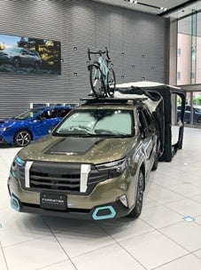 ドメティック、SUBARU新型フォレスターとコラボ！「東京アウトドアショー2025」で新しいカースタイルを提案。空気で膨らむテントなど、北欧発のアウトドアギアが全国のSUBARU販売店で購入可能に。
