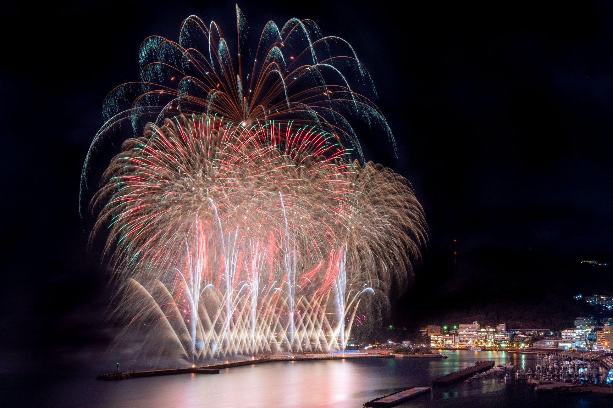 【夜空と海に咲く大輪の華】熱海海上花火大会7月25日（日）開催！特等席確約の送迎付きプランの販売中。夏の繁忙期は人気なので、ご予約はお早めに！