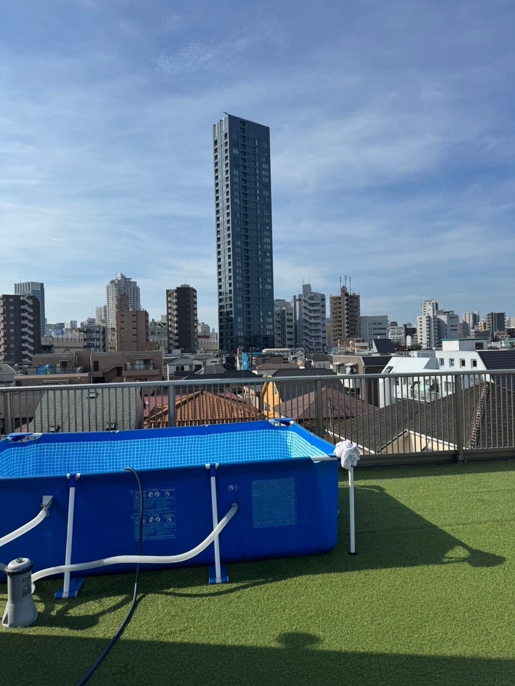 豊島区に新たな夏の体験を。クロスホーム高松Ⅱの屋上にプール設営、7月1日よりレンタル開始 ～3m×2mの循環ポンプ付きプールで、特別な夏を屋上で。ふるさと納税にも対応～