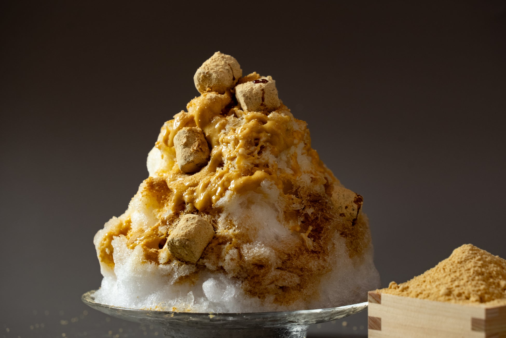 おふろcafe ハレニワの湯にて、熊谷ご当地かき氷「雪くま」に熊谷銘菓「五家宝」をトッピングした特製雪くまを販売します
