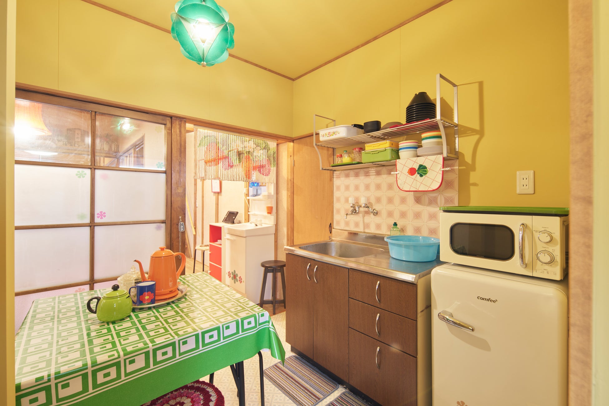 名古屋ど真ん中で“昭和に泊まる”。家ごとタイムスリップした“レトロかわいい宿”とは？──名古屋駅徒歩3分、SNSで話題沸騰の昭和フォトステイがオープン！