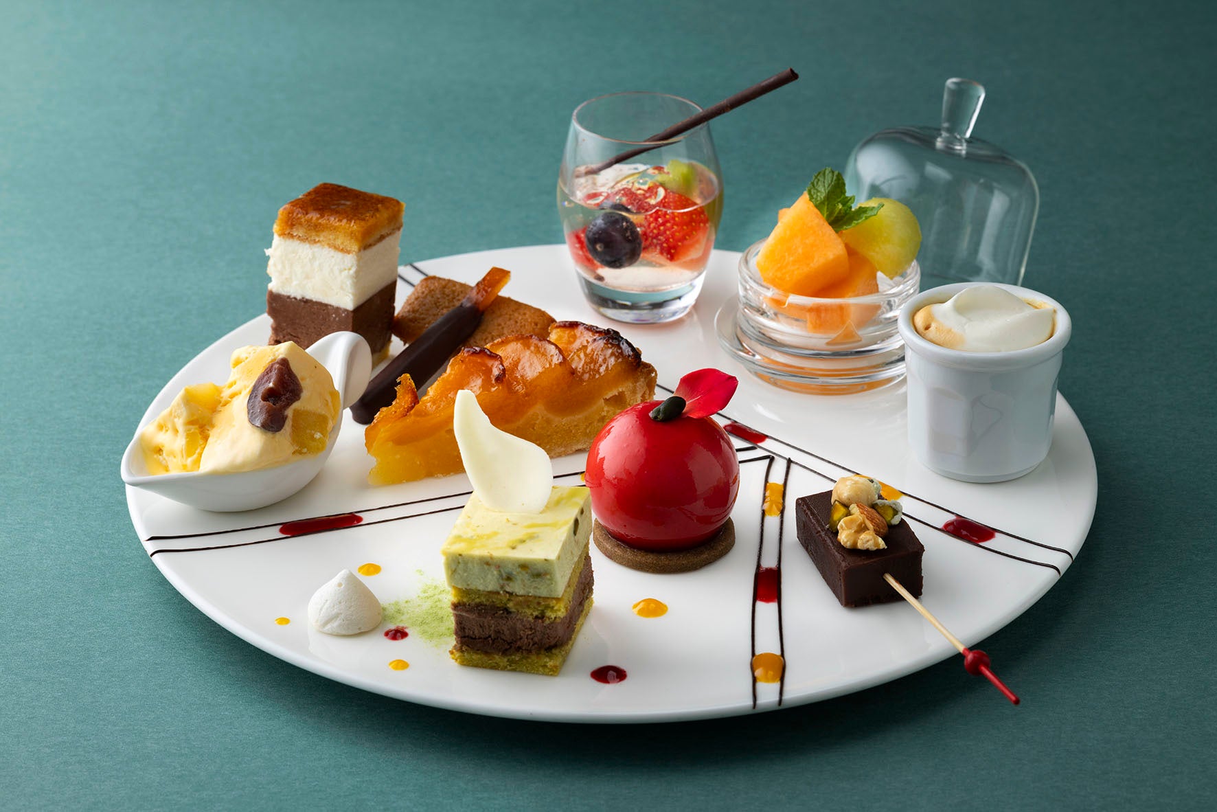 【東京ステーションホテルは110周年を迎えます！】フランスの伝統的な銘菓を一皿で味わえる甘美なひととき ブラン ルージュ 〈ル・グランデセール〉