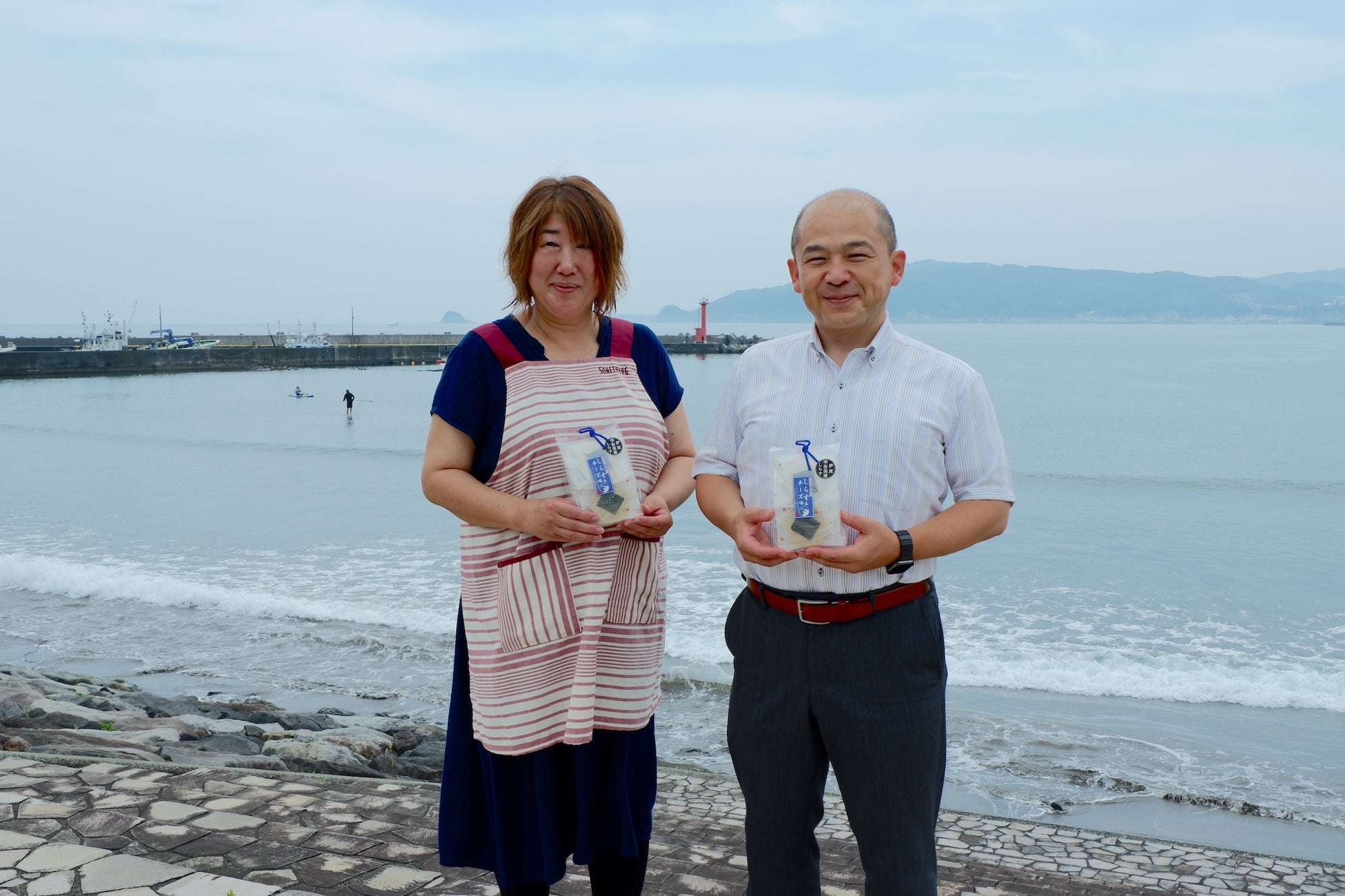 伊東の和菓子店「石舟庵」が宇佐美港のしらす漁師「美吉丸」とコラボしたせんべいを発売