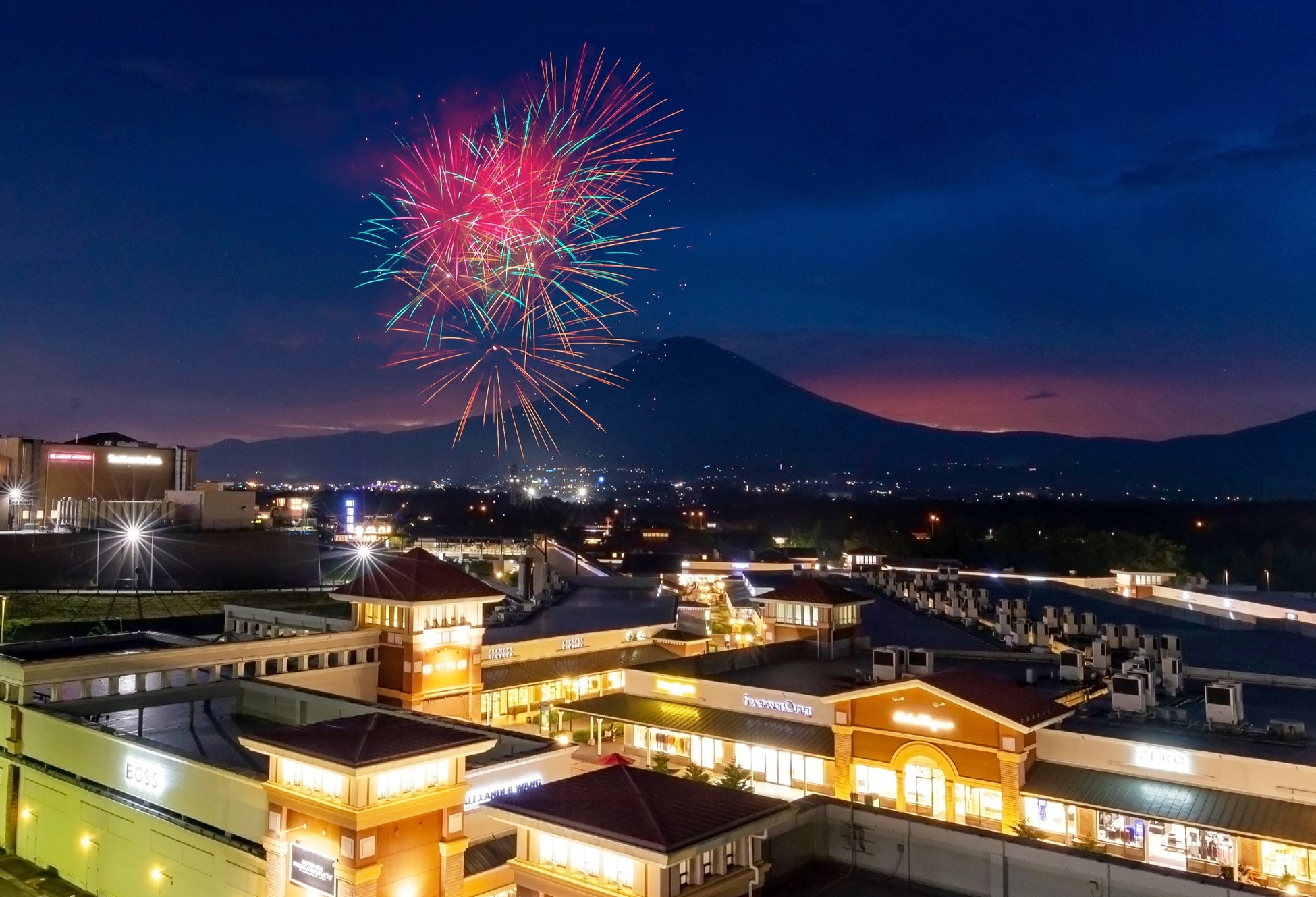 御殿場アウトレットの夏祭り「Gotemba Night!! 2025」打ち上げ花火や屋台フード、クラフトビールが集結するグルメフェス　7月19日（土）～8月23日（土）の毎週土曜日に開催