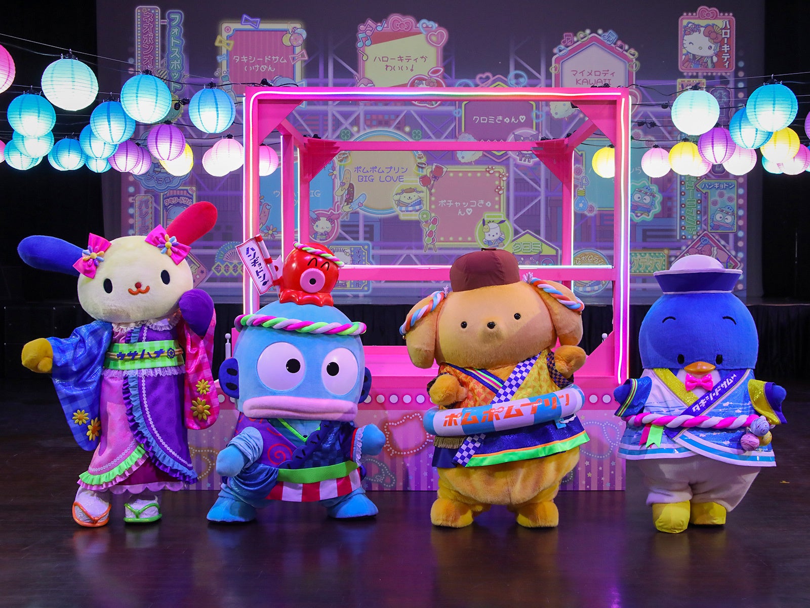 ポムポムプリンたちが、浮き輪やヨーヨーなど夏らしさがちりばめられた新コスチュームで登場！7月11日（金）開始！レトロ×ネオンなピューロランドの夏「ピューロランドネオナツマツリⅡ」速報レポート