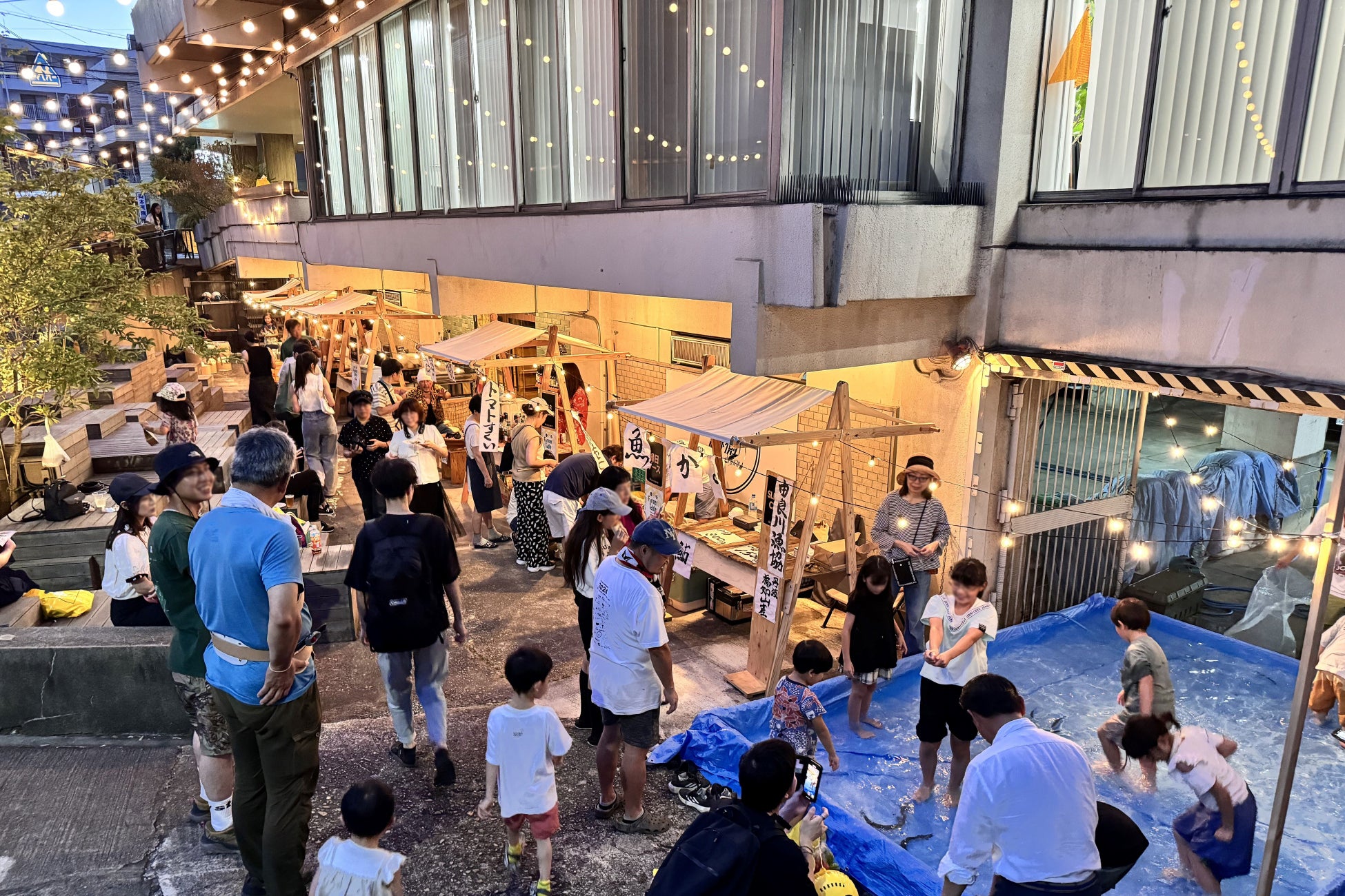 都会の真ん中でアユをつかめ！産地直送、美味しい体験型ファーマーズマーケットが今年も西田ビルで開催！大阪中津の夏の風物詩へ