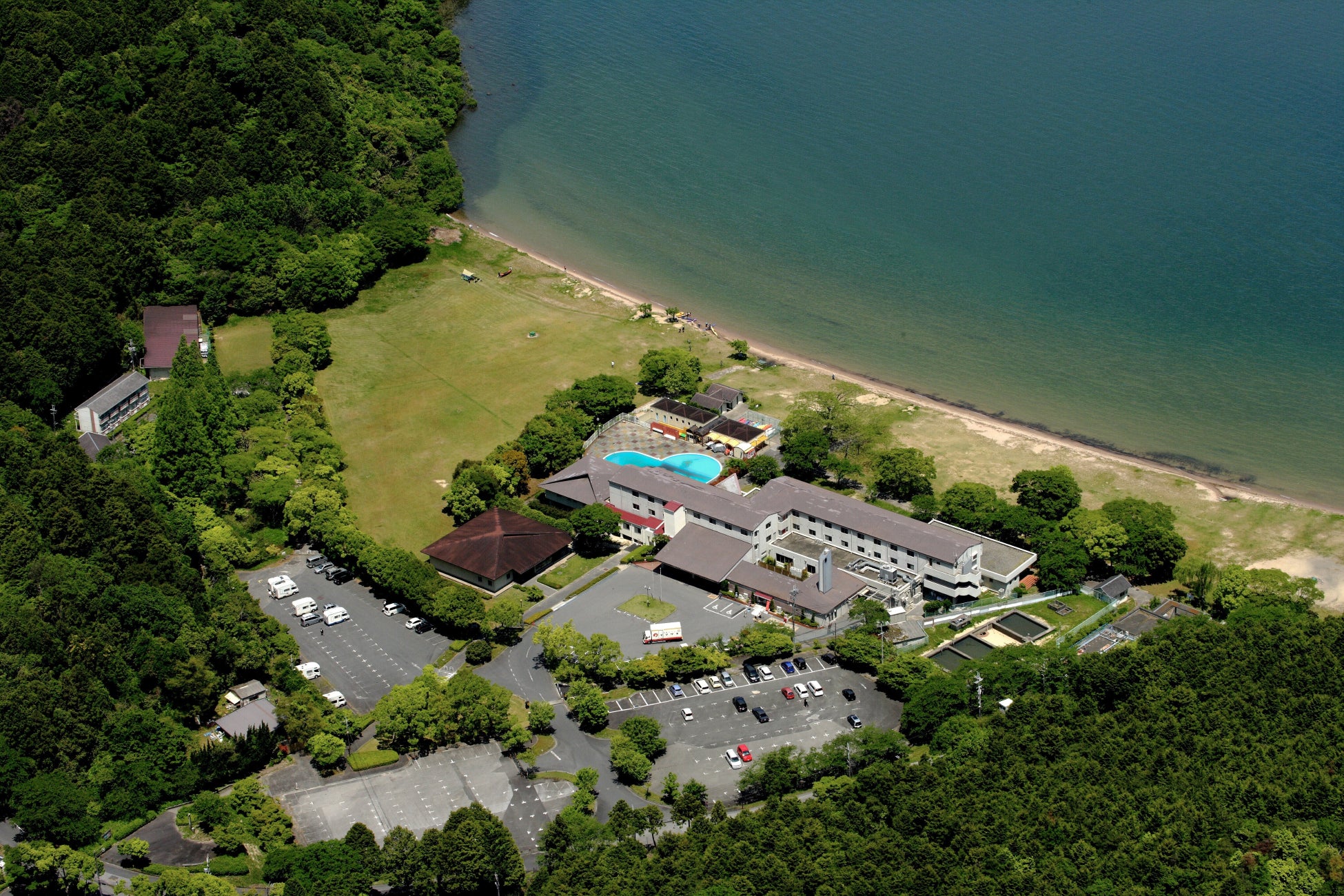 休暇村近江八幡の目の前！　琵琶湖湖東「宮ヶ浜水泳場」が７月１9日オープン　波打ち際まで芝生で快適、水質「ＡＡ」の湖水浴場