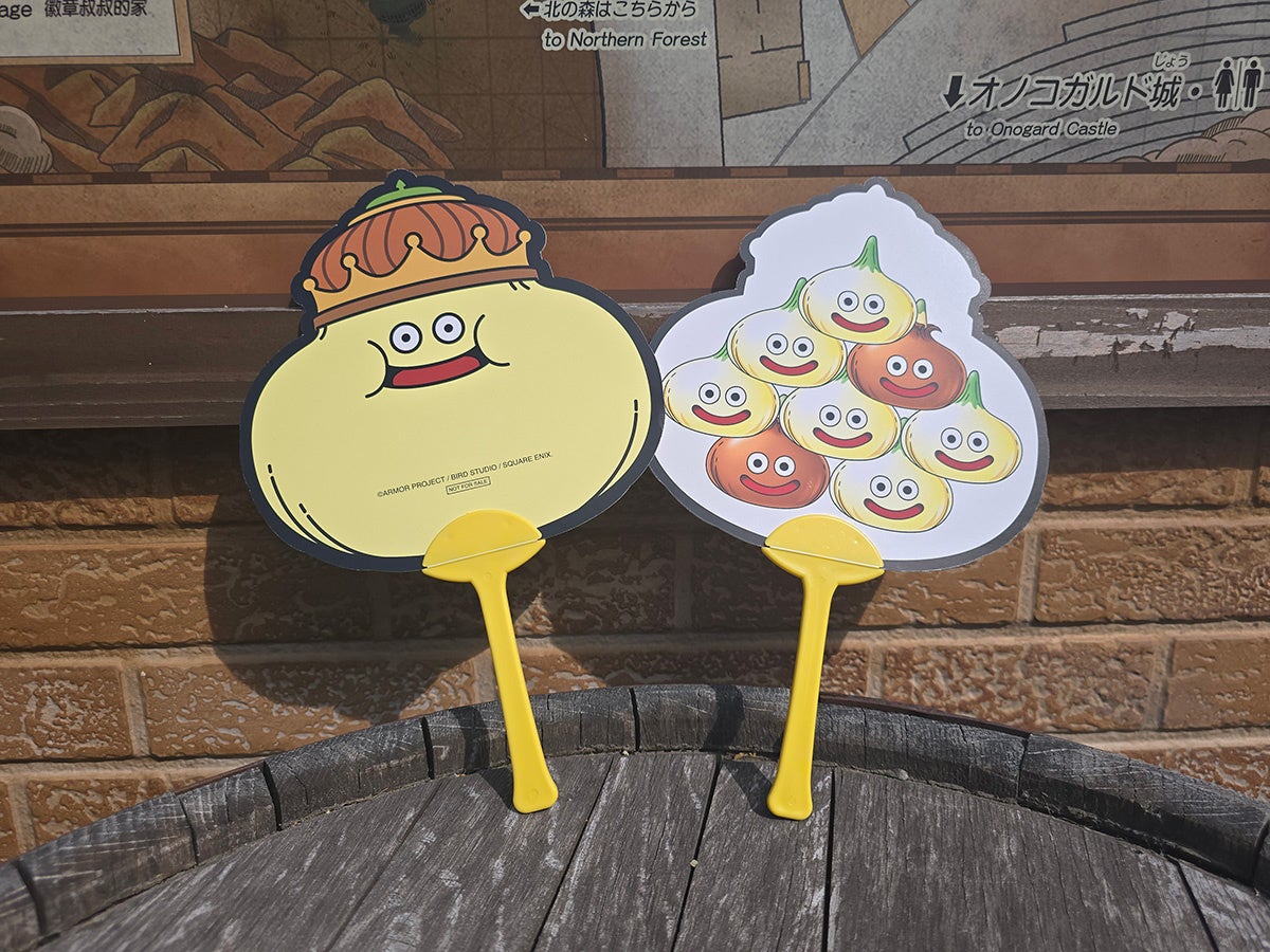 爽やかな風を巻き起こせ！ニジゲンノモリ「ドラゴンクエスト アイランド」夏限定ノベルティ「たまねぎキングうちわ」