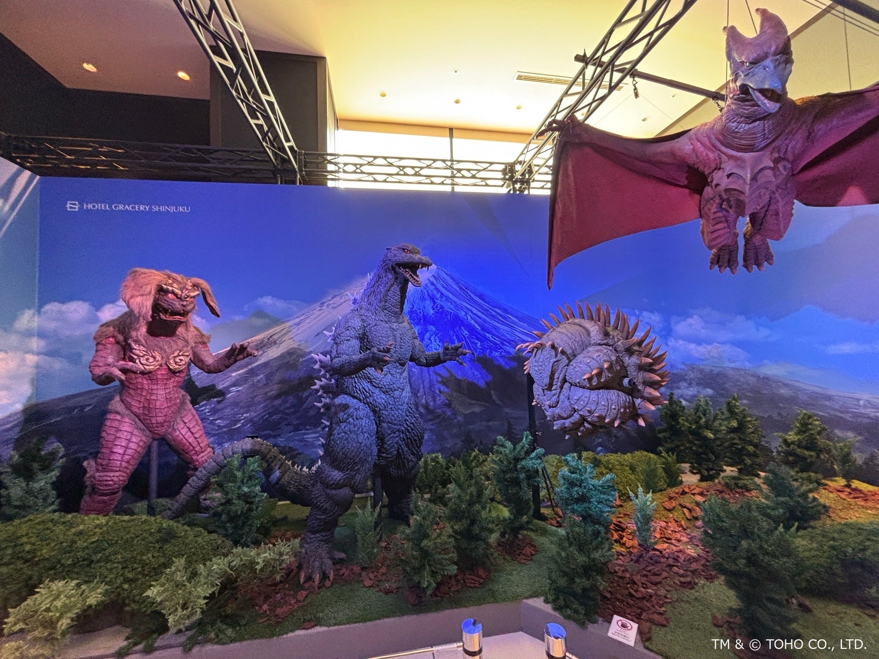 【ホテルグレイスリー新宿】『ゴジラ FINAL WARS』をモチーフにしたジオラマ登場富士山麓の決戦！　怪獣王ゴジラを迎え撃つのはかつての相棒たち！？