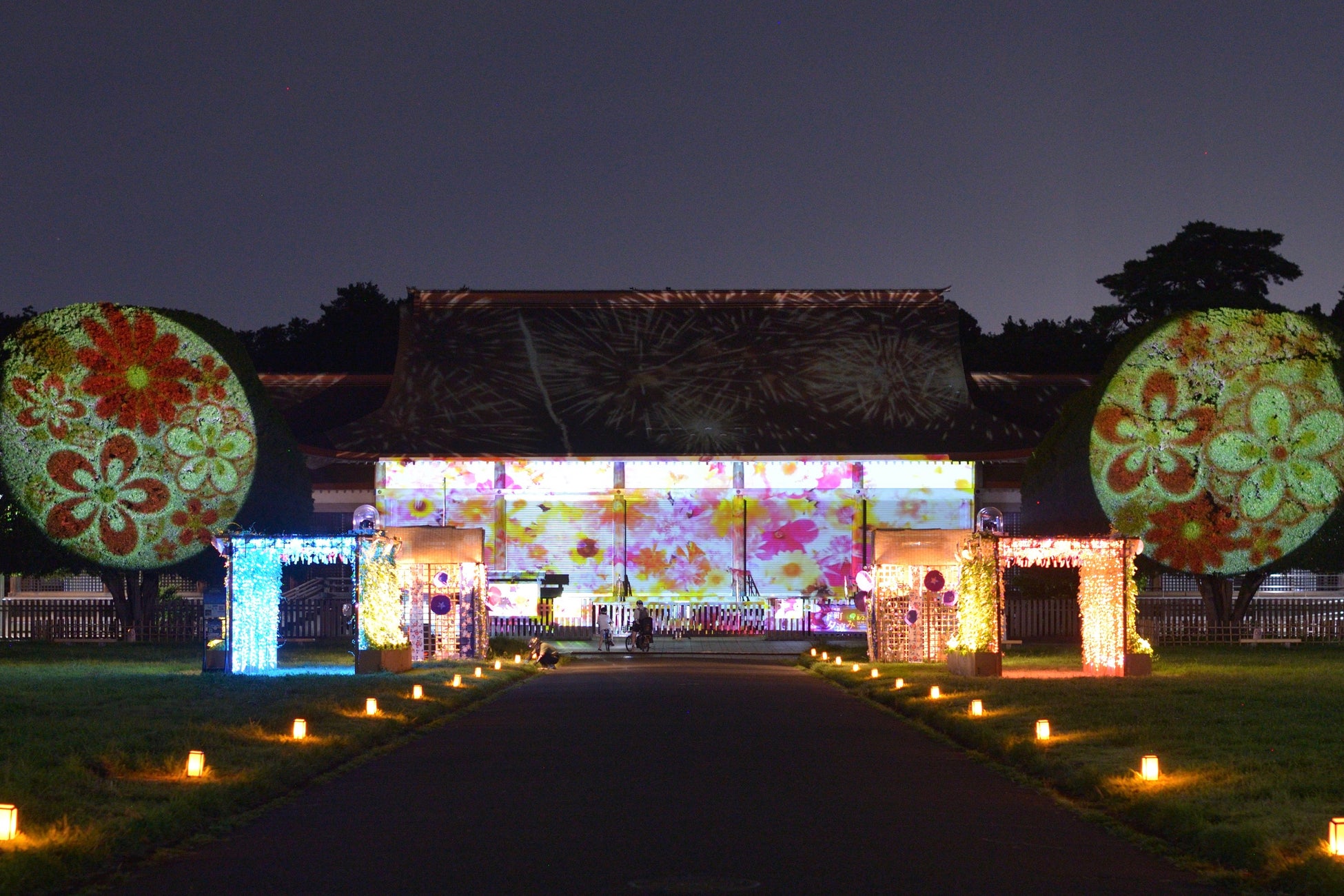 夏夜に映える花々のプロジェクションマッピングに幻想的な大正時代の蒸気機関車も登場！歴史と自然が織りなす夏のイルミネーションが東京・小金井公園でスタート！