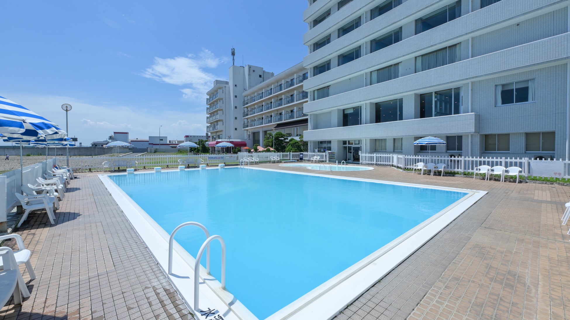 【提灯が舞い踊る、賑やかな一座が登場！】歴史と伝統のある大小さまざまな提灯が、日本の夏を象徴する「祭り」の賑わいを演出　この夏、ＫＩＴＴＥが祭りの舞台に「ＫＩＴＴＥ座 提灯音頭」開催