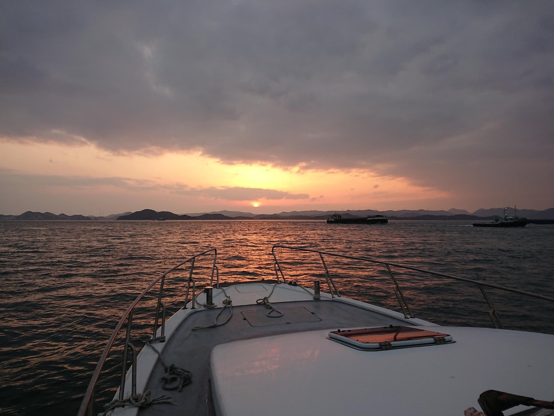 世界に類をみない、VRゴーグルを装着で飛ぶジップライン「ジュラ・ザ・ジップ ~守れ!ぼくらの農園~」。恐竜たちからベジタの村を守るファンタジーツアーを8月から実施。