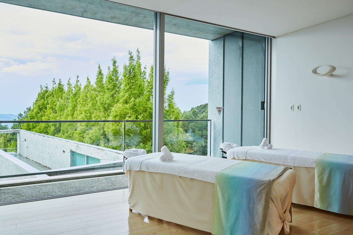 8月16日は、箱根登山電車に乗って「箱根強羅温泉大文字焼」へ!箱根強羅公園の夜間特別営業、登山電車、ケーブルカーの臨時運転を実施