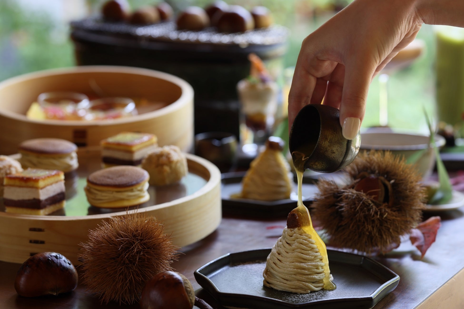 グループ会社のアザナ、日本トランスオーシャン航空が公開した「おきなわ空港バス時刻表」の開発を支援