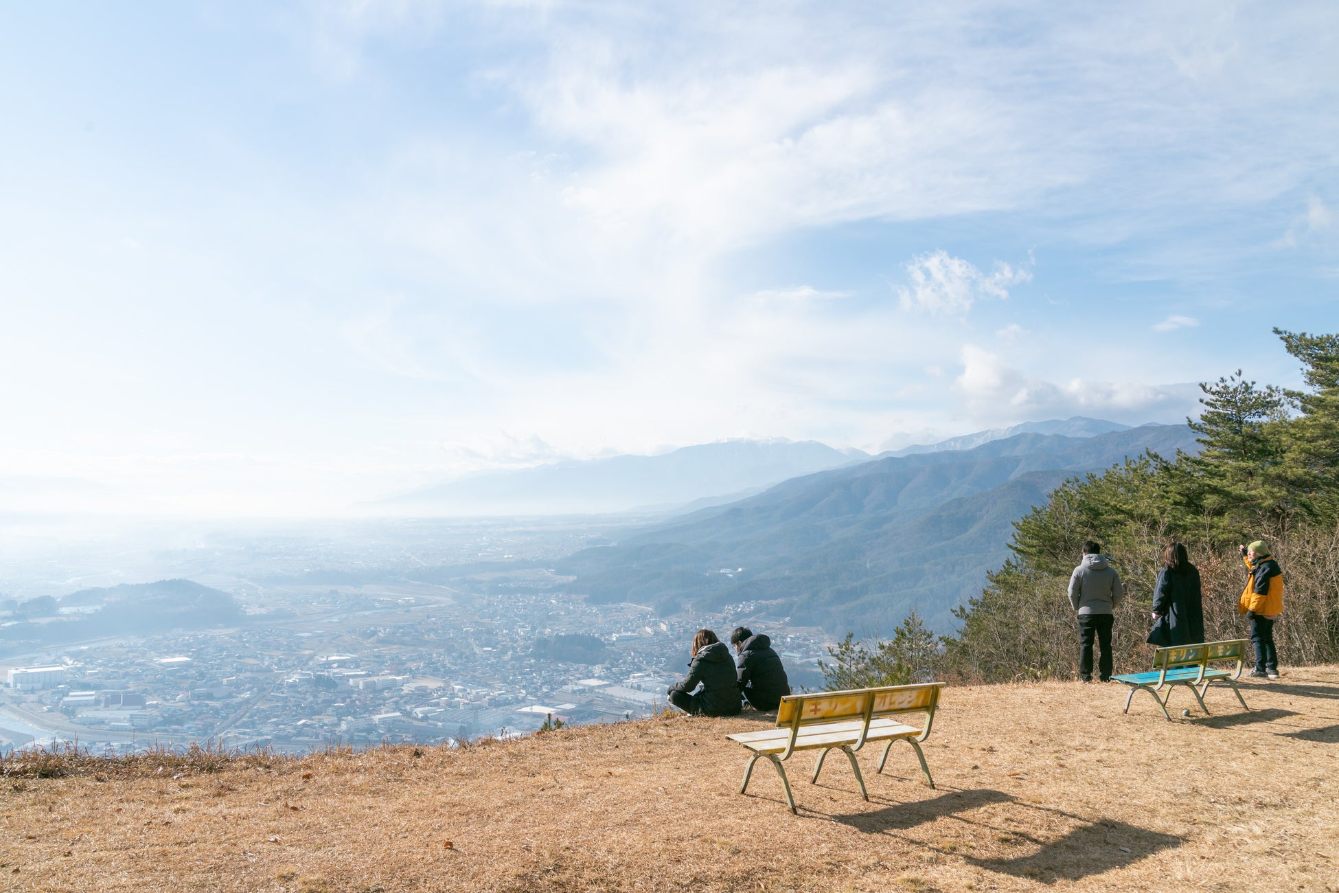 【富士マリオットホテル山中湖】 フォアグラを挟み、黒トリュフを上から削る“プレミアムバーガー” 「The Truffle Crown Burger」を発売