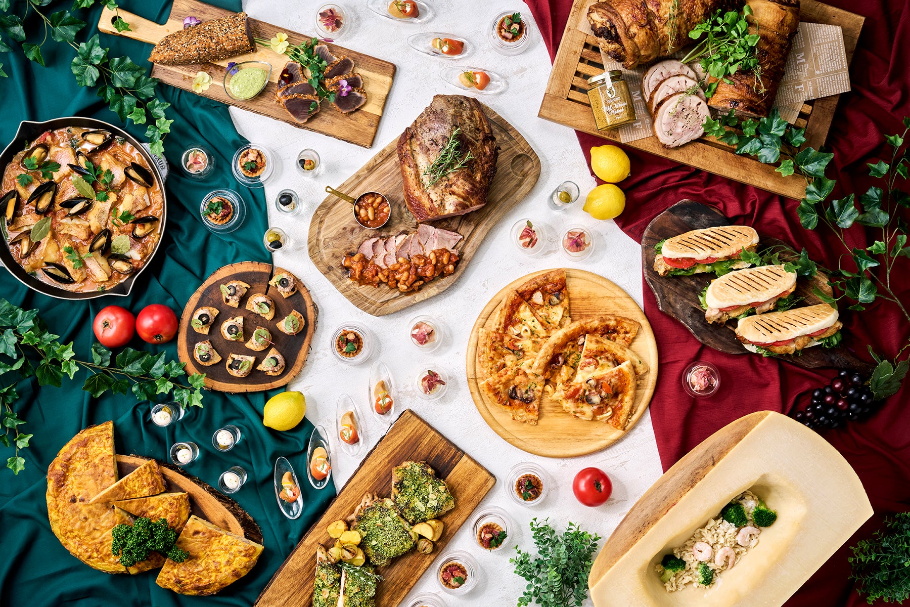 「お月見」や「クラシカル」など3つのスタイルで提供する秋の林檎アフタヌーンティーを9月24日より提供。秋の京都・東山を一望できるレストラン「グラン カフェ フォション」では10月1日から秋メニューに。