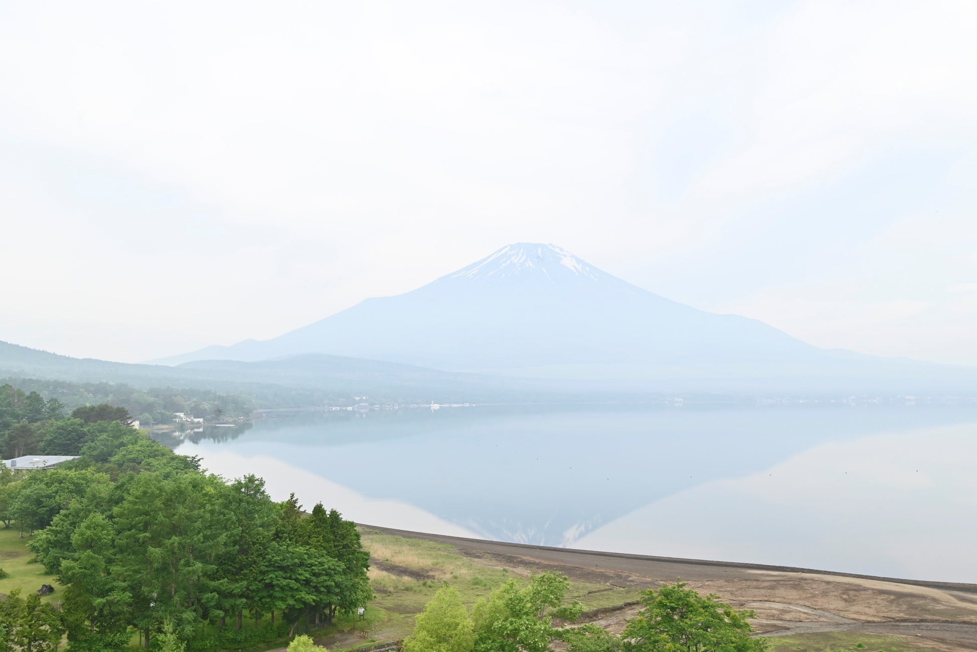 吹き抜けロビーに響くソプラノの調べ | 8周年を記念した宿泊者限定イベント!京焼の逸品が当たる抽選会も