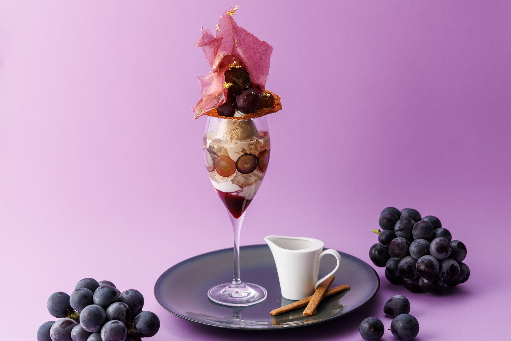 白鶴酒造は希少な神戸市産のボタニカルを使用したクラフトジン「KOBE HERBAL GIN 白風」2種を9月1日から全国販売開始!