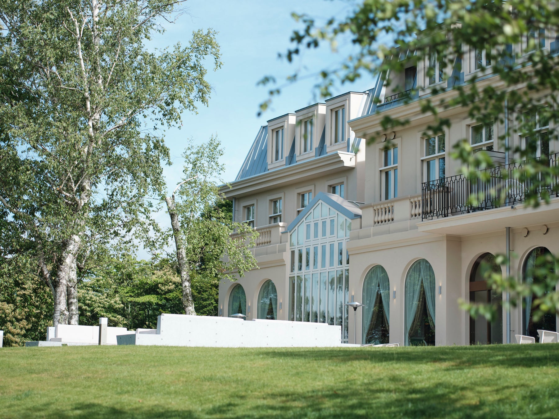 歴代ジムニーが並ぶデザイン！折りたたみスツール、楽天市場で予約開始！（生産数1000個限定）