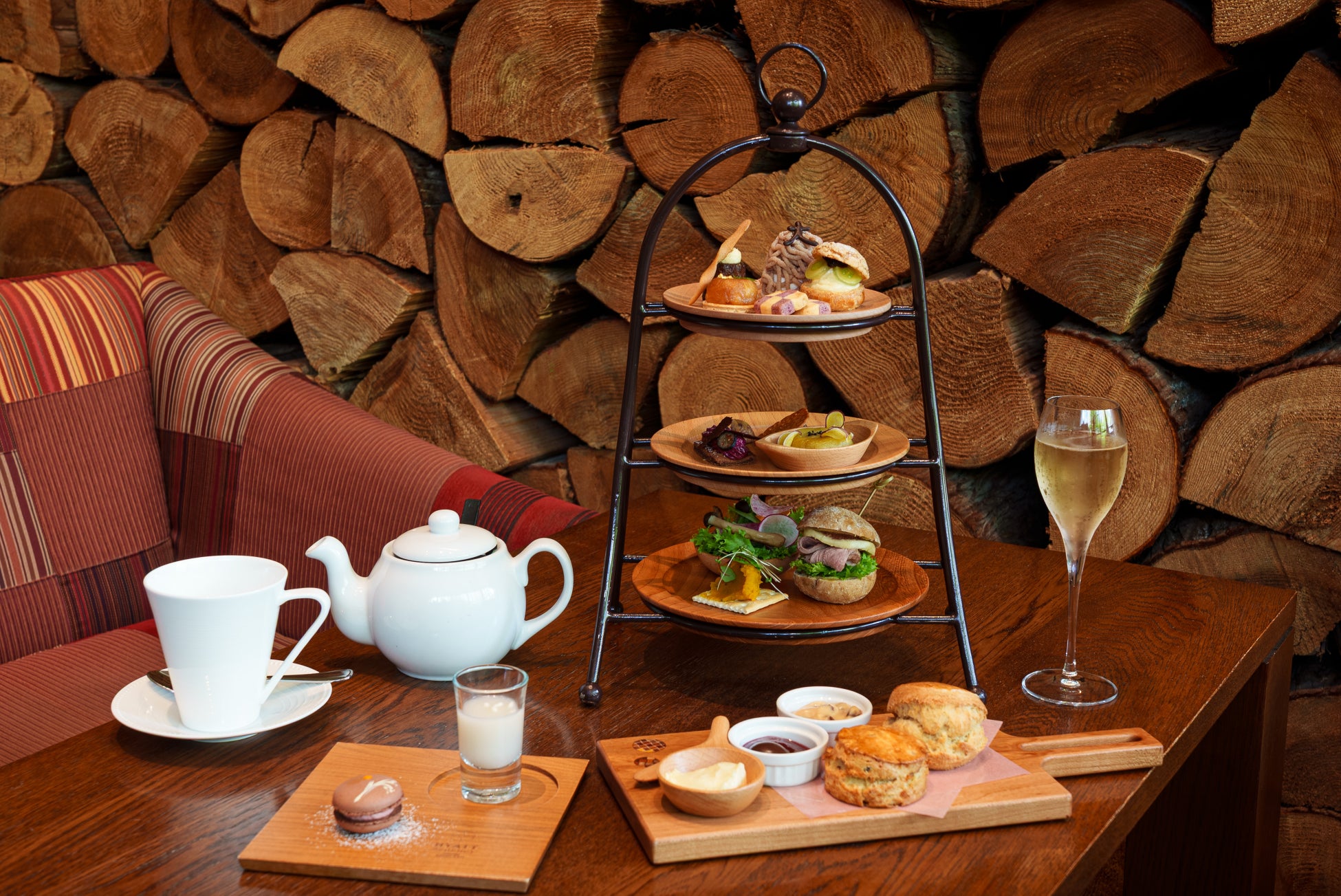 【奥入瀬渓流ホテル】紅葉と滝の絶景が広がる露天風呂を完全独占!湯上がりには紅葉シャンパーニュカクテルを堪能する、唯一無二の紅葉狩り「秋の贅沢紅葉温泉」実施