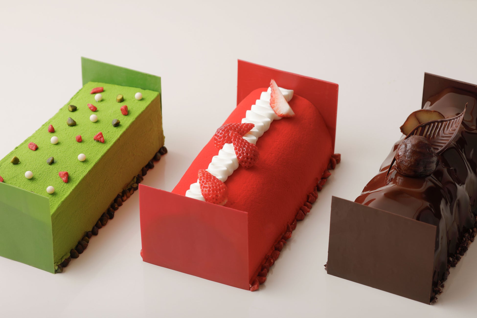 【大阪ステーションホテル】オンラインショップで、オリジナルグッズ新発売 ロビーに設置したカプセルトイの空カプセルを、リサイクルした「オリジナルボトル」が登場